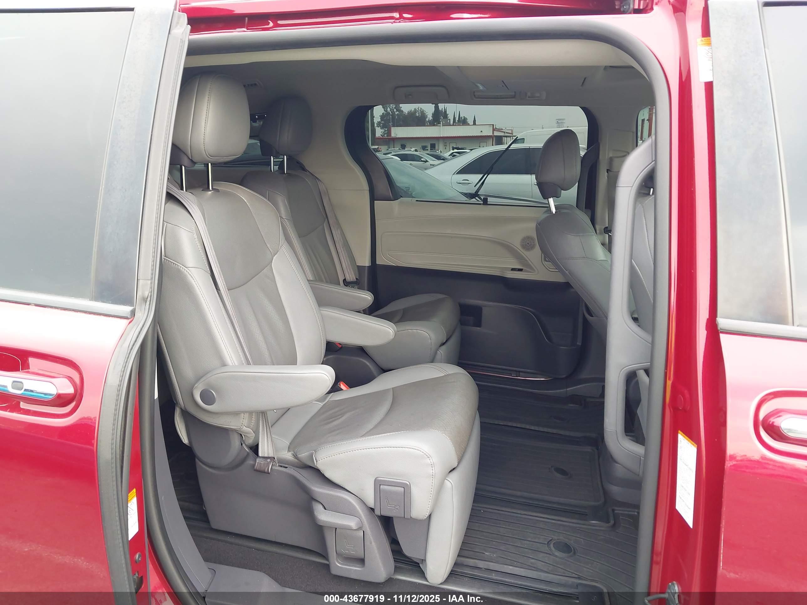 TOYOTA SIENNA image 8