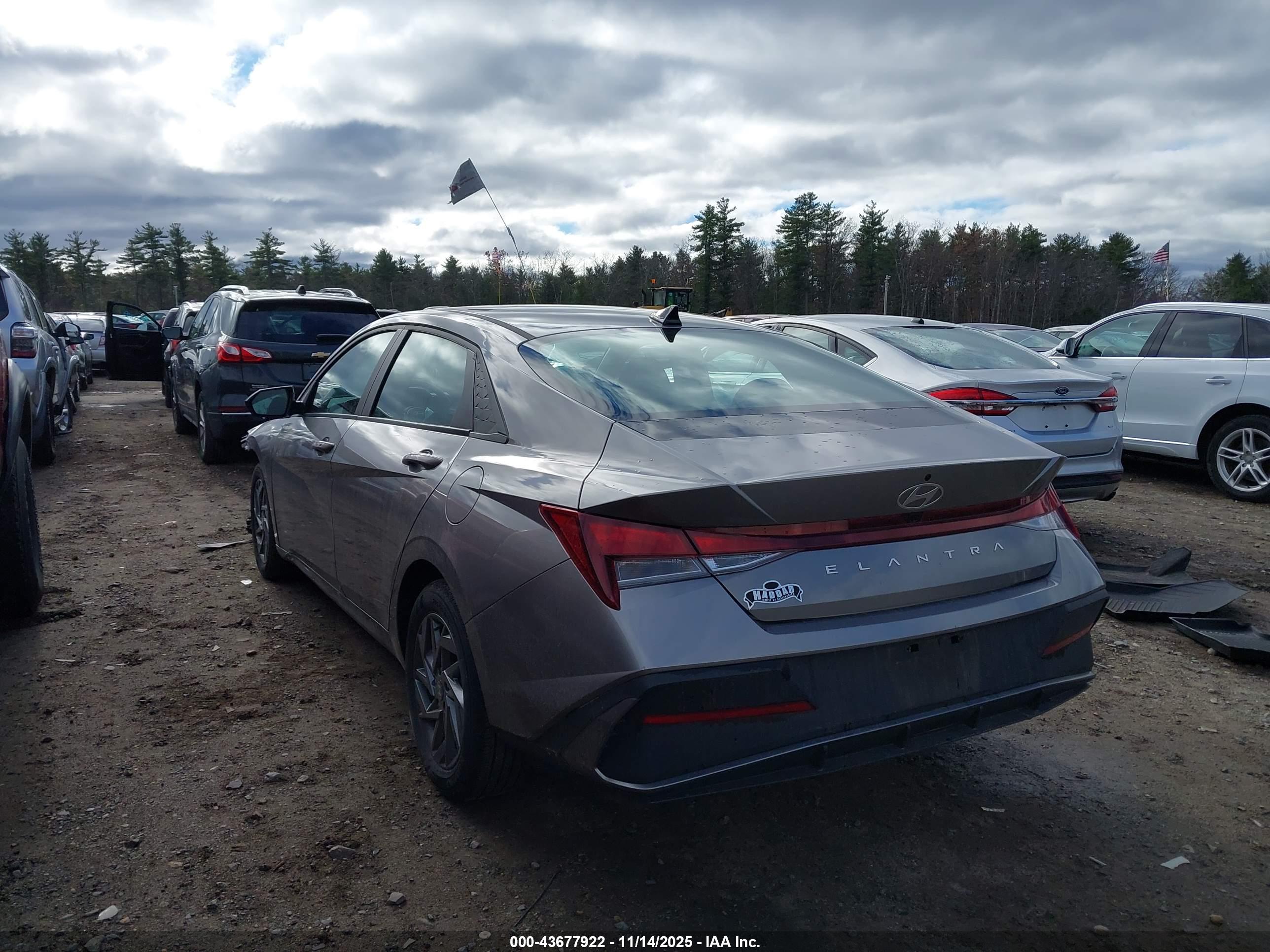 HYUNDAI ELANTRA image 3