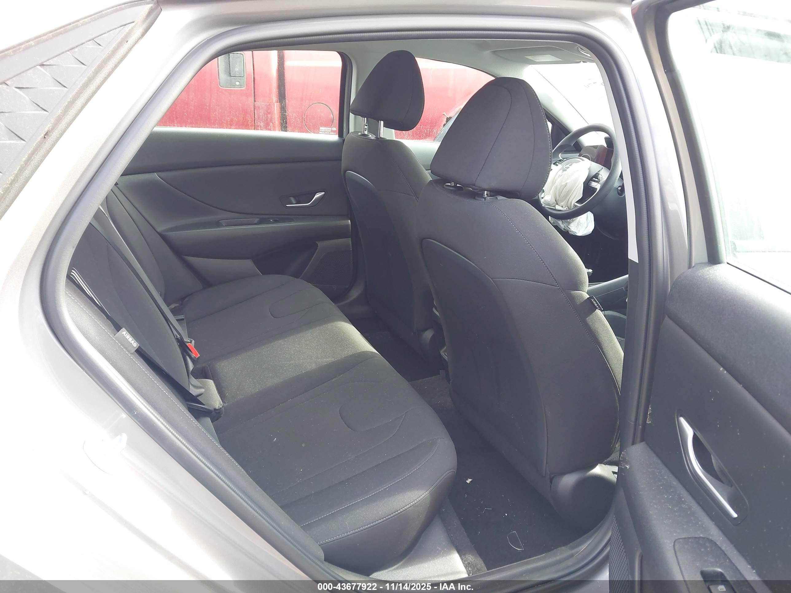HYUNDAI ELANTRA image 8