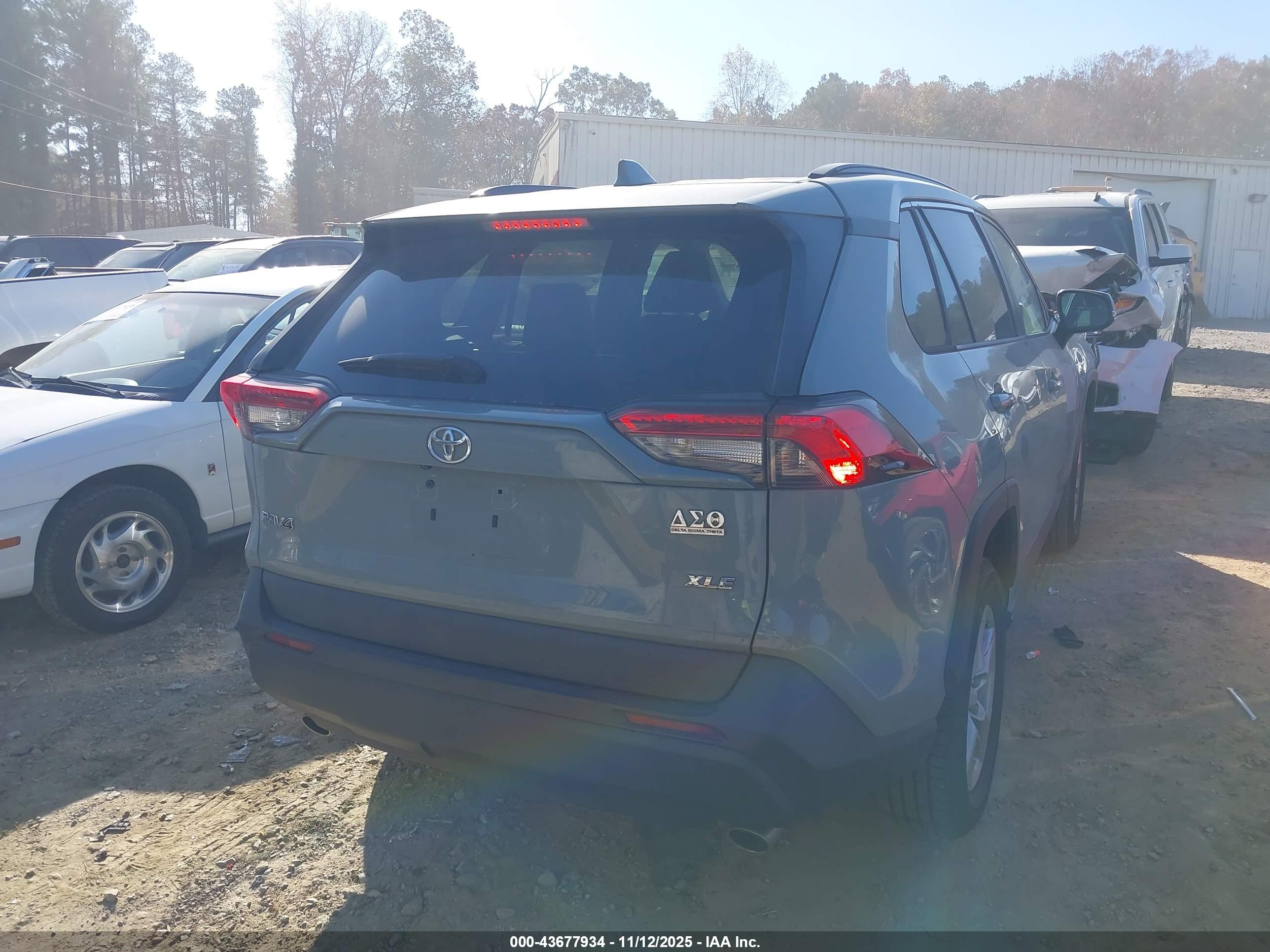 TOYOTA RAV4 image 4