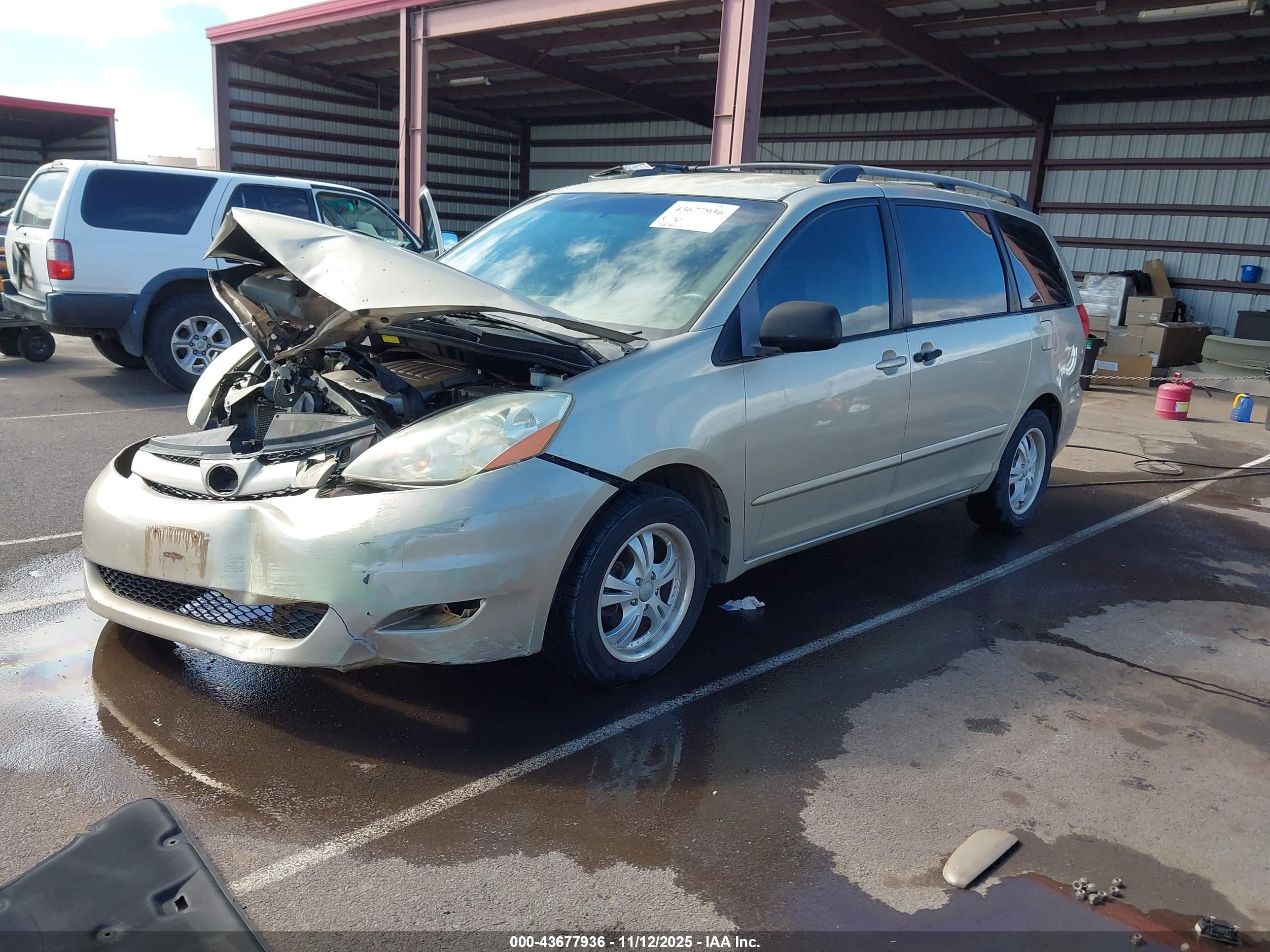 TOYOTA SIENNA image 2