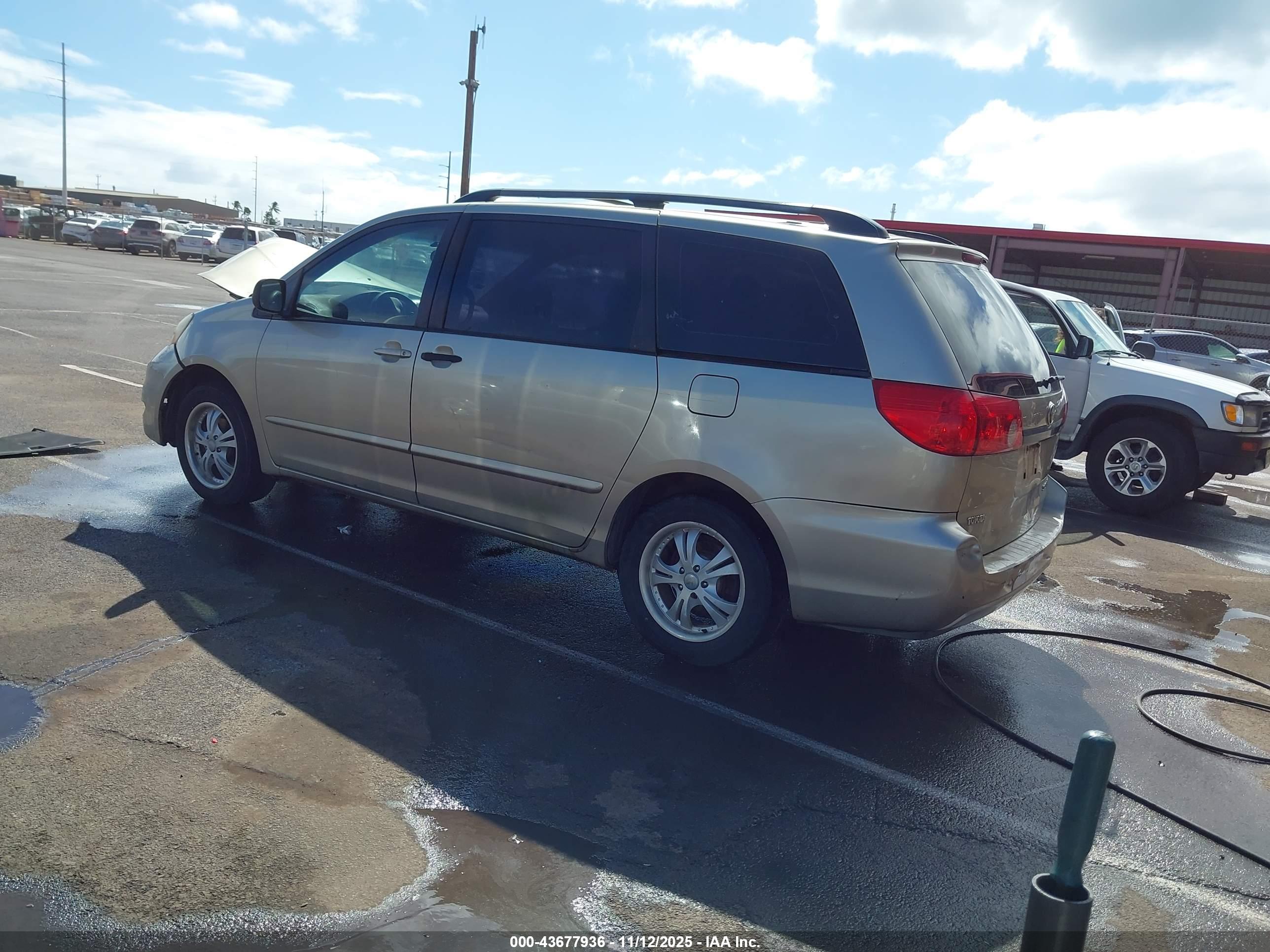 TOYOTA SIENNA image 3