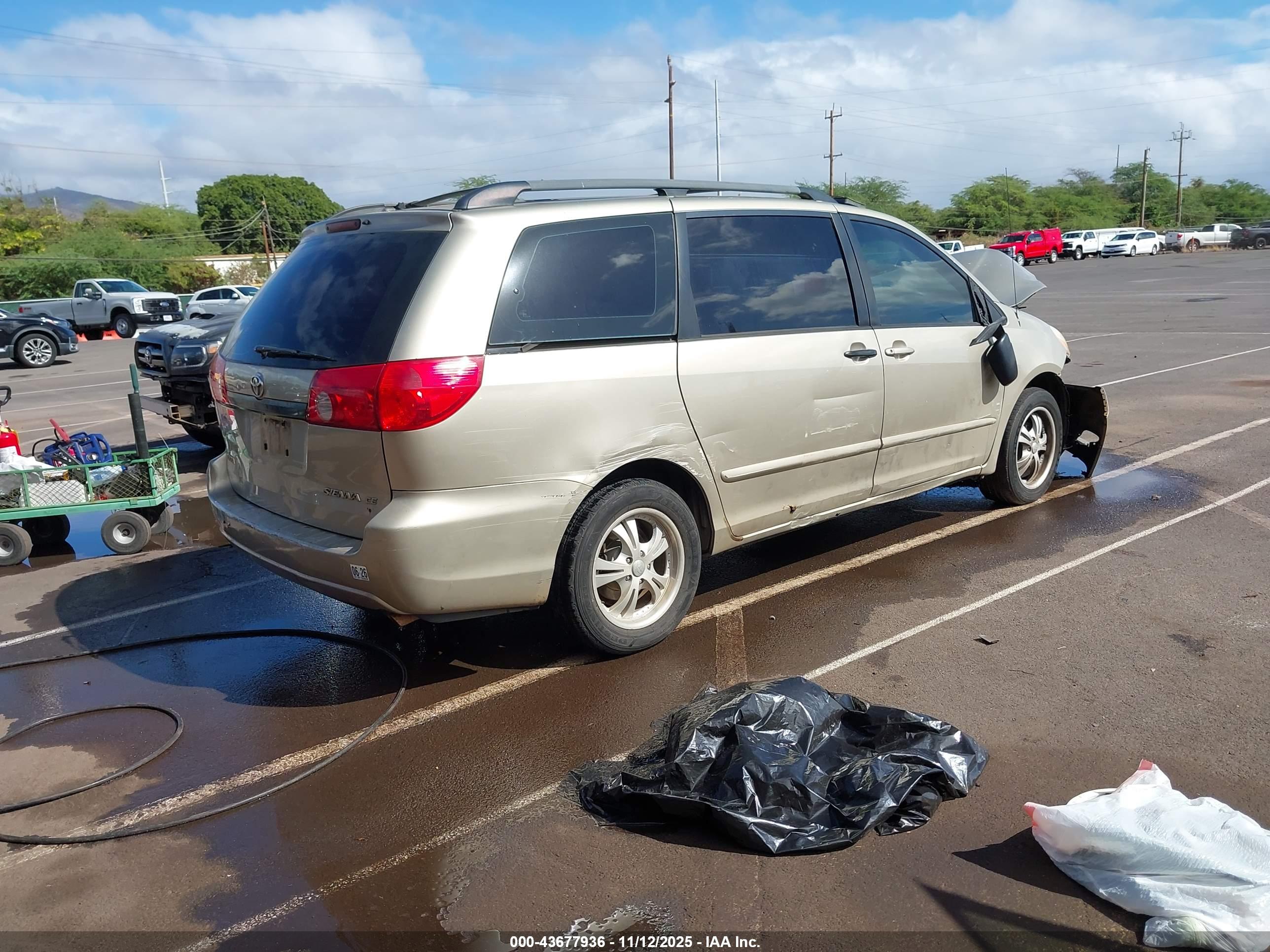 TOYOTA SIENNA image 4