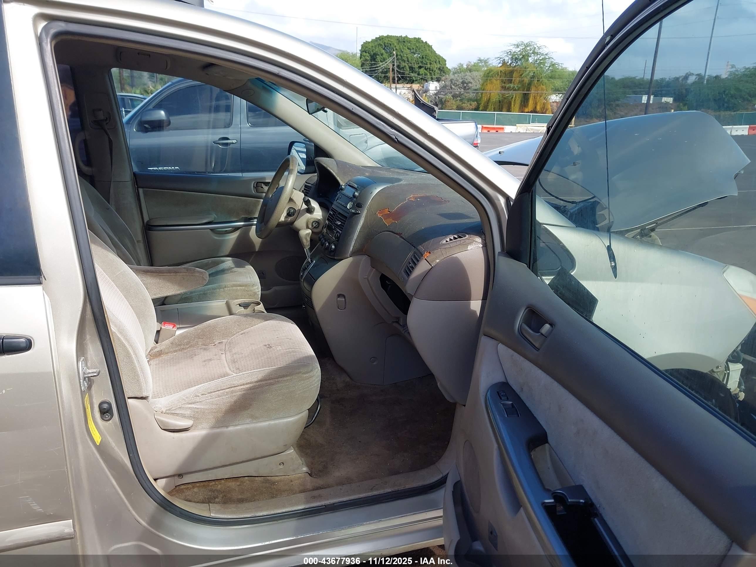 TOYOTA SIENNA image 5