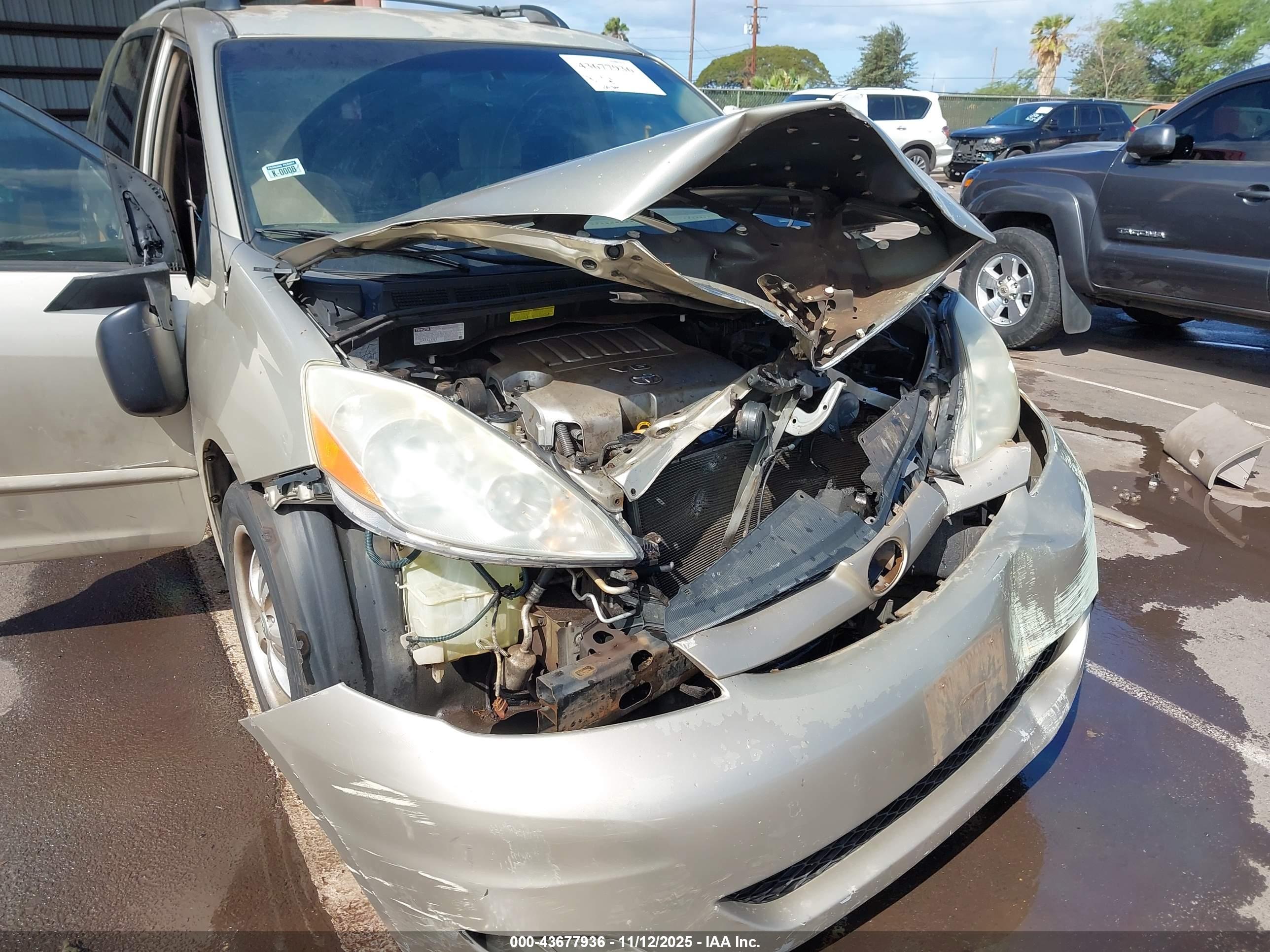 TOYOTA SIENNA image 6