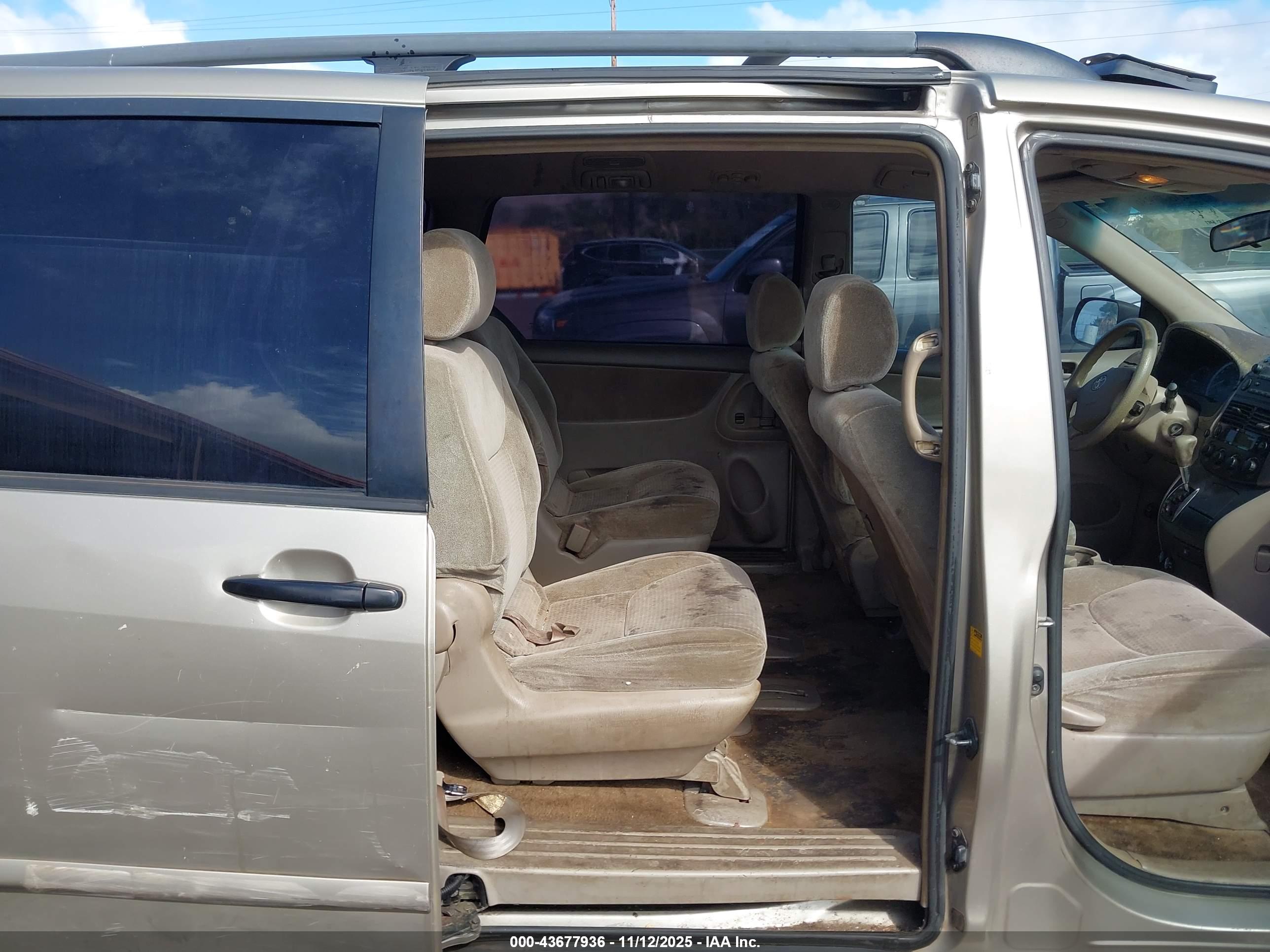 TOYOTA SIENNA image 8