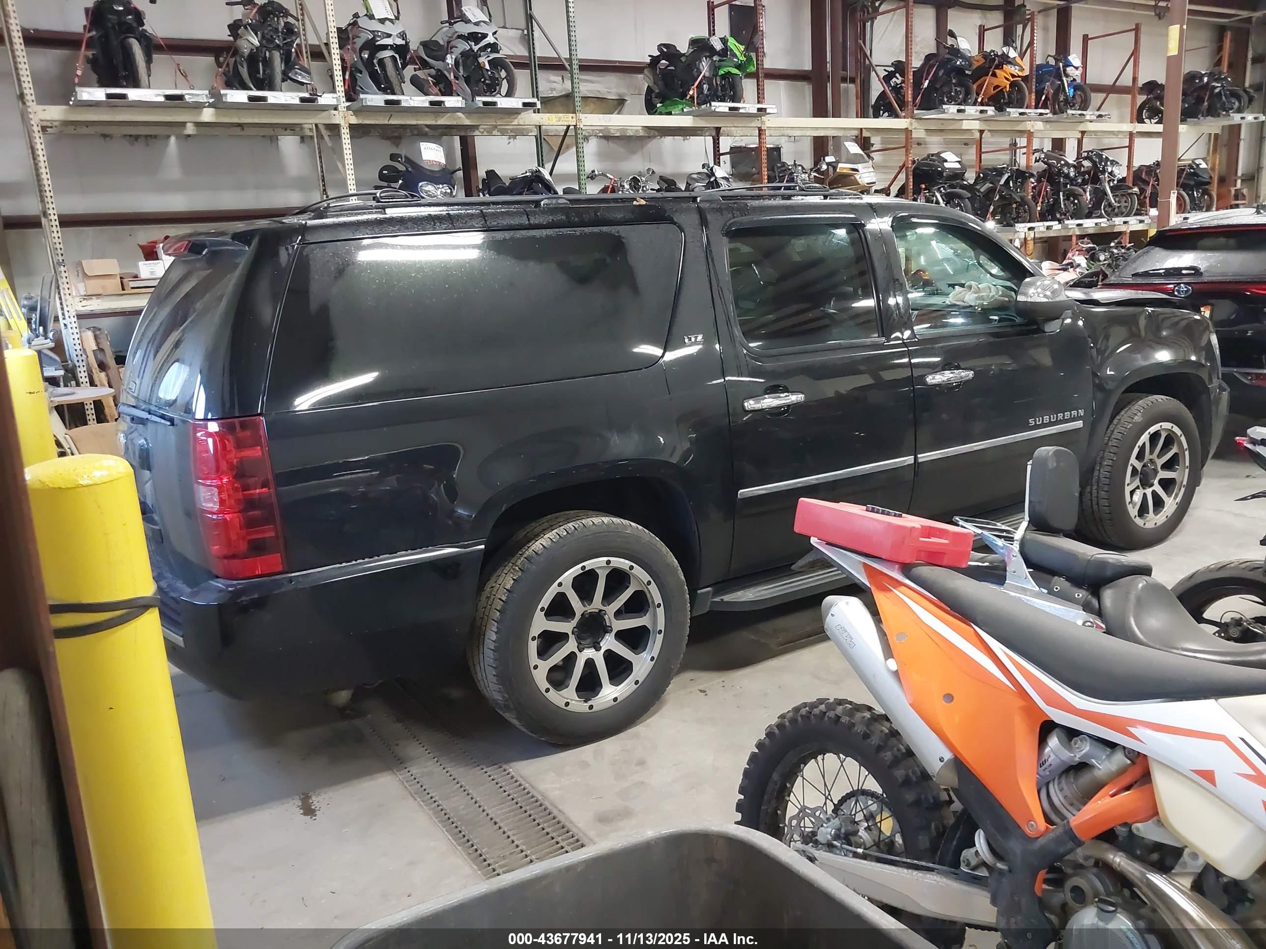 CHEVROLET SUBURBAN image 4