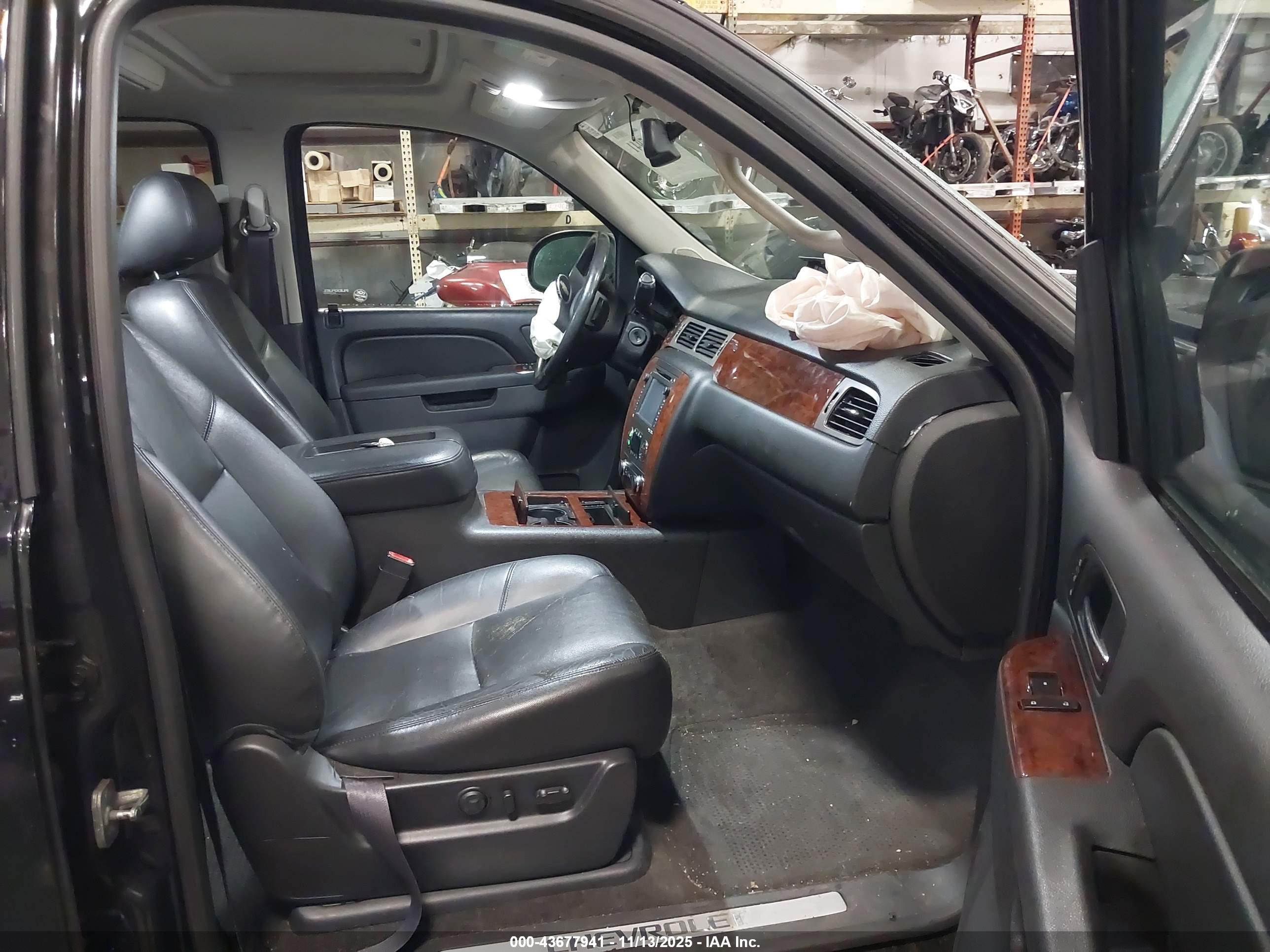 CHEVROLET SUBURBAN image 5