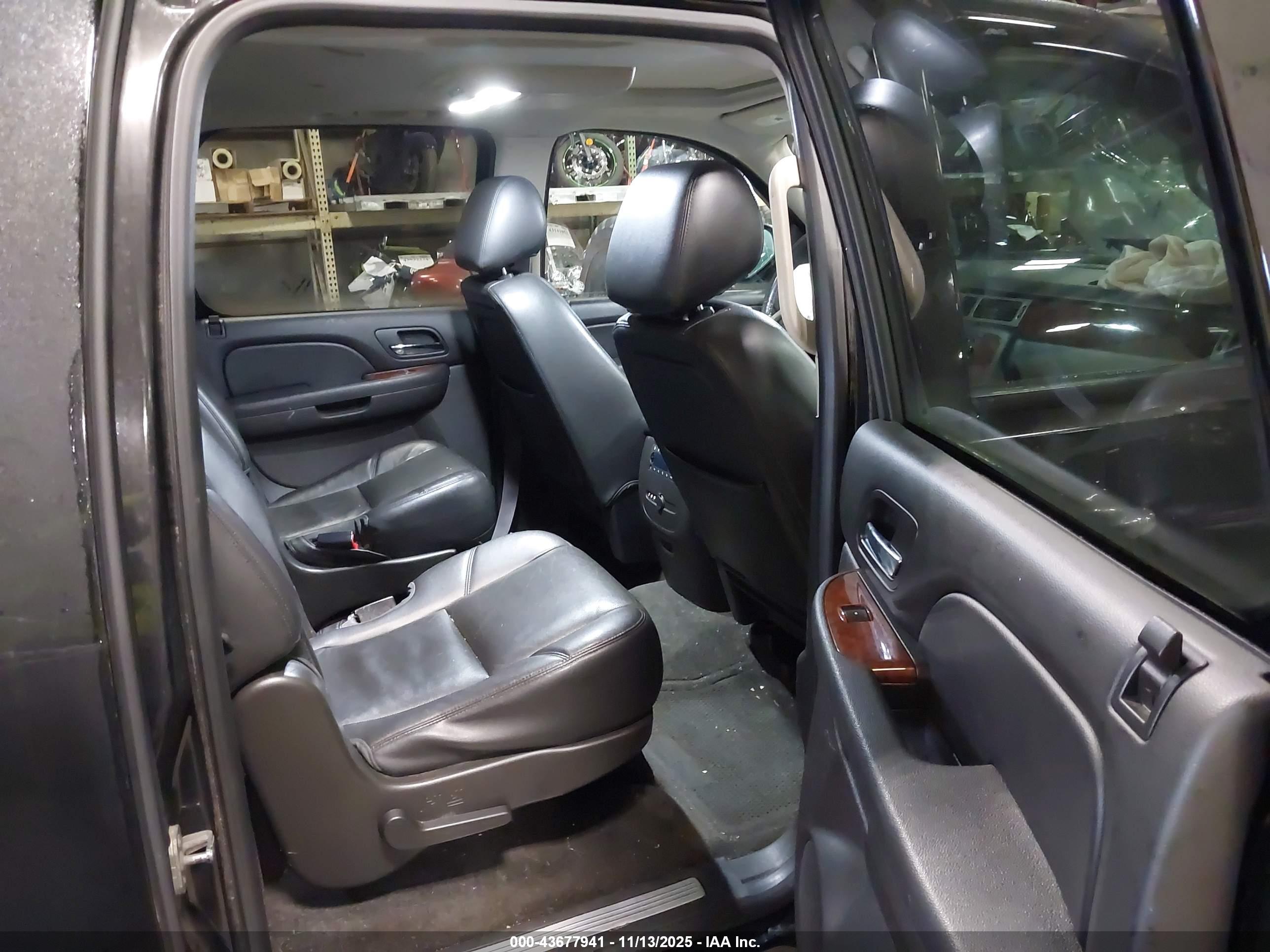 CHEVROLET SUBURBAN image 8