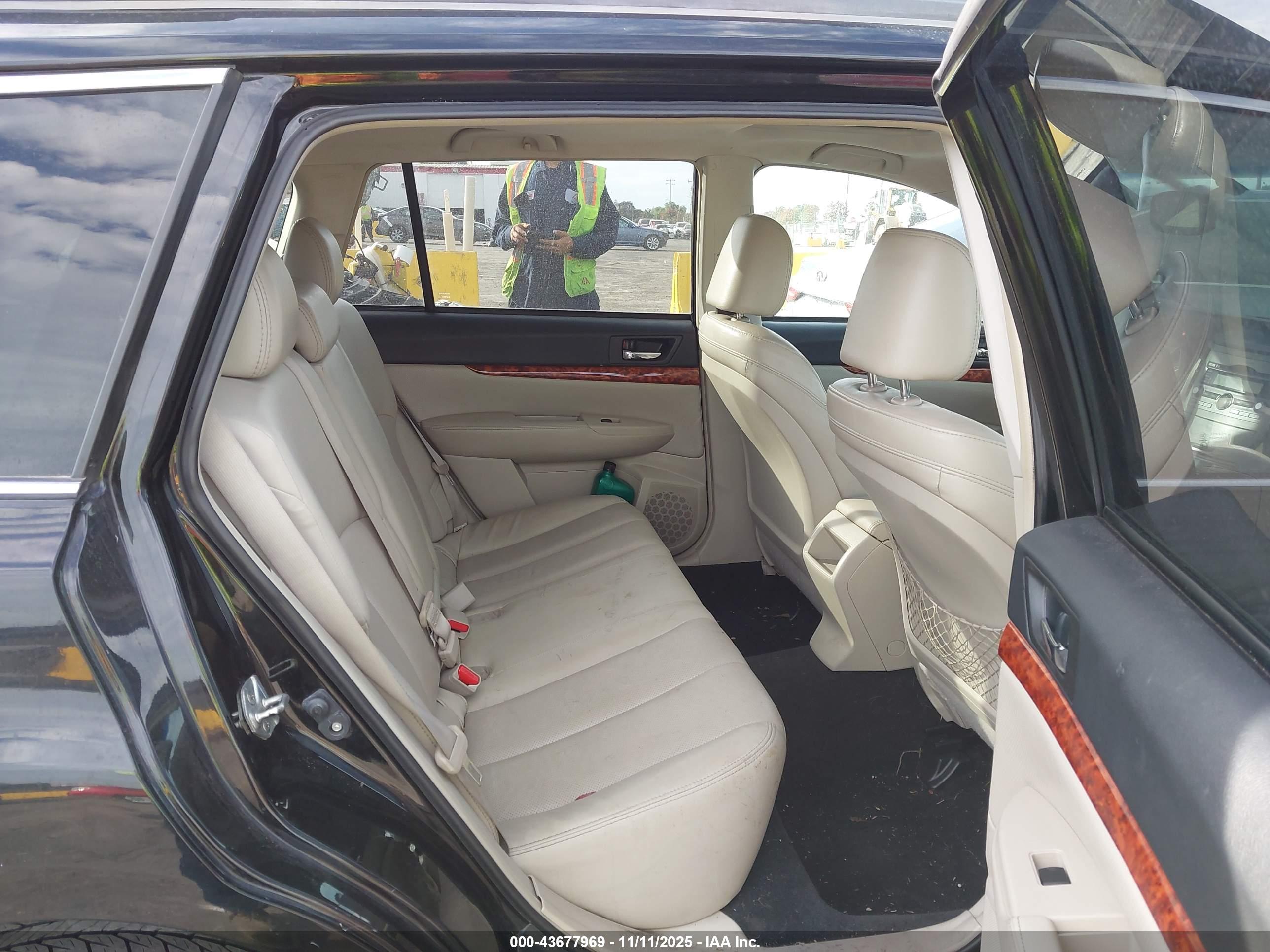 SUBARU OUTBACK image 8