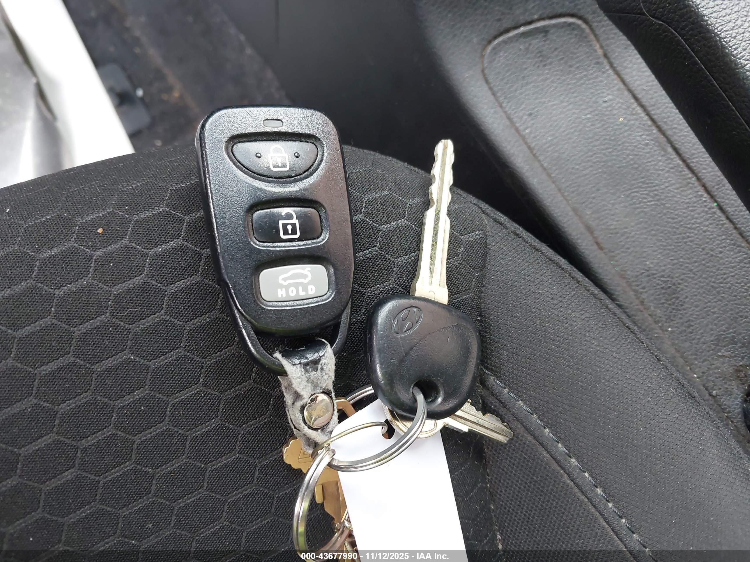 HYUNDAI ELANTRA image 11