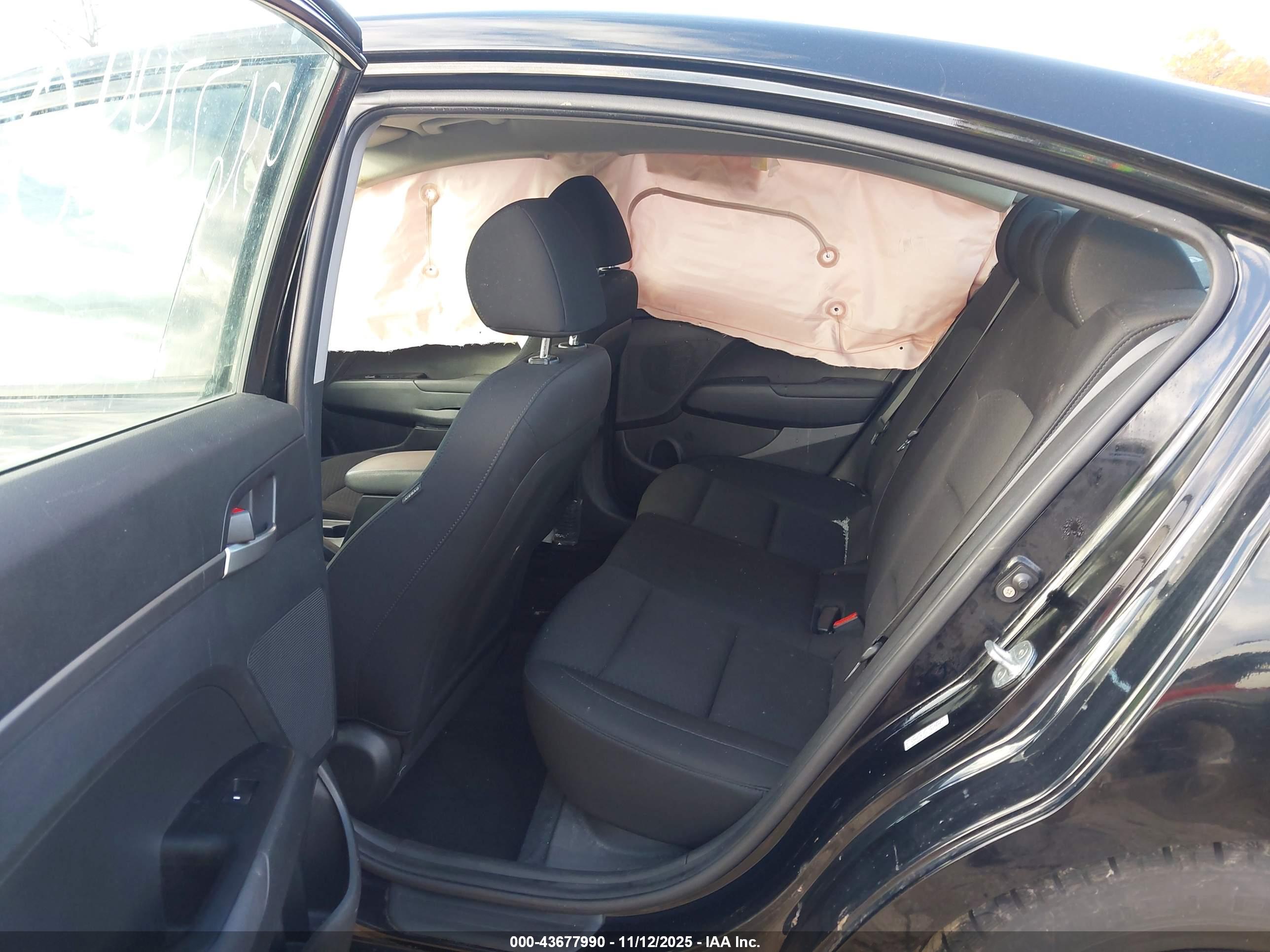 HYUNDAI ELANTRA image 8