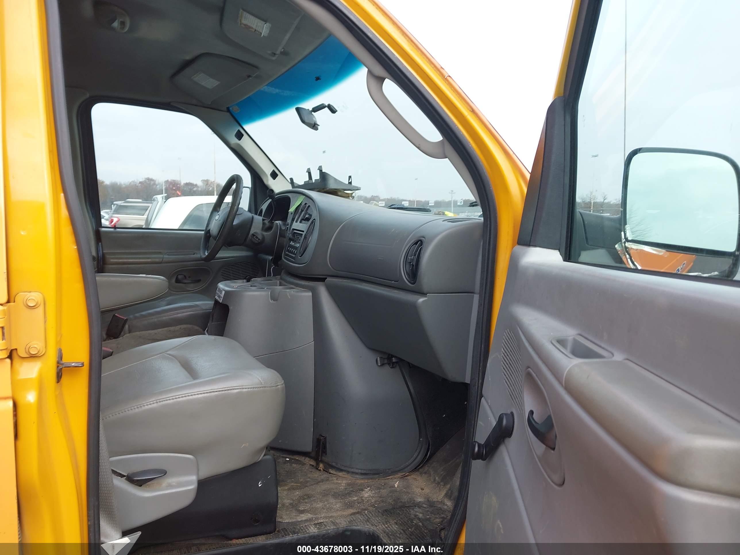 FORD E-250 image 5