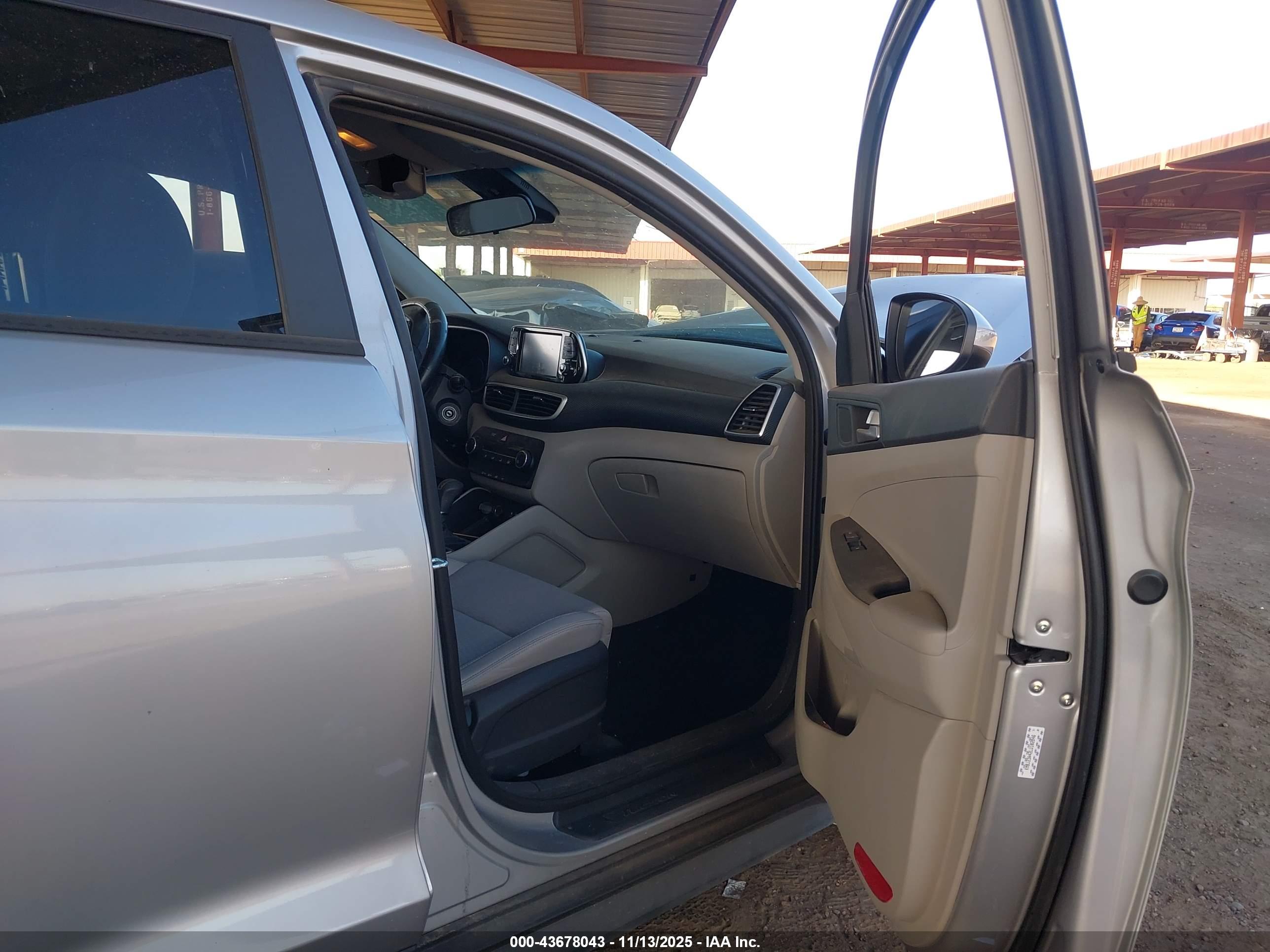 HYUNDAI TUCSON image 5