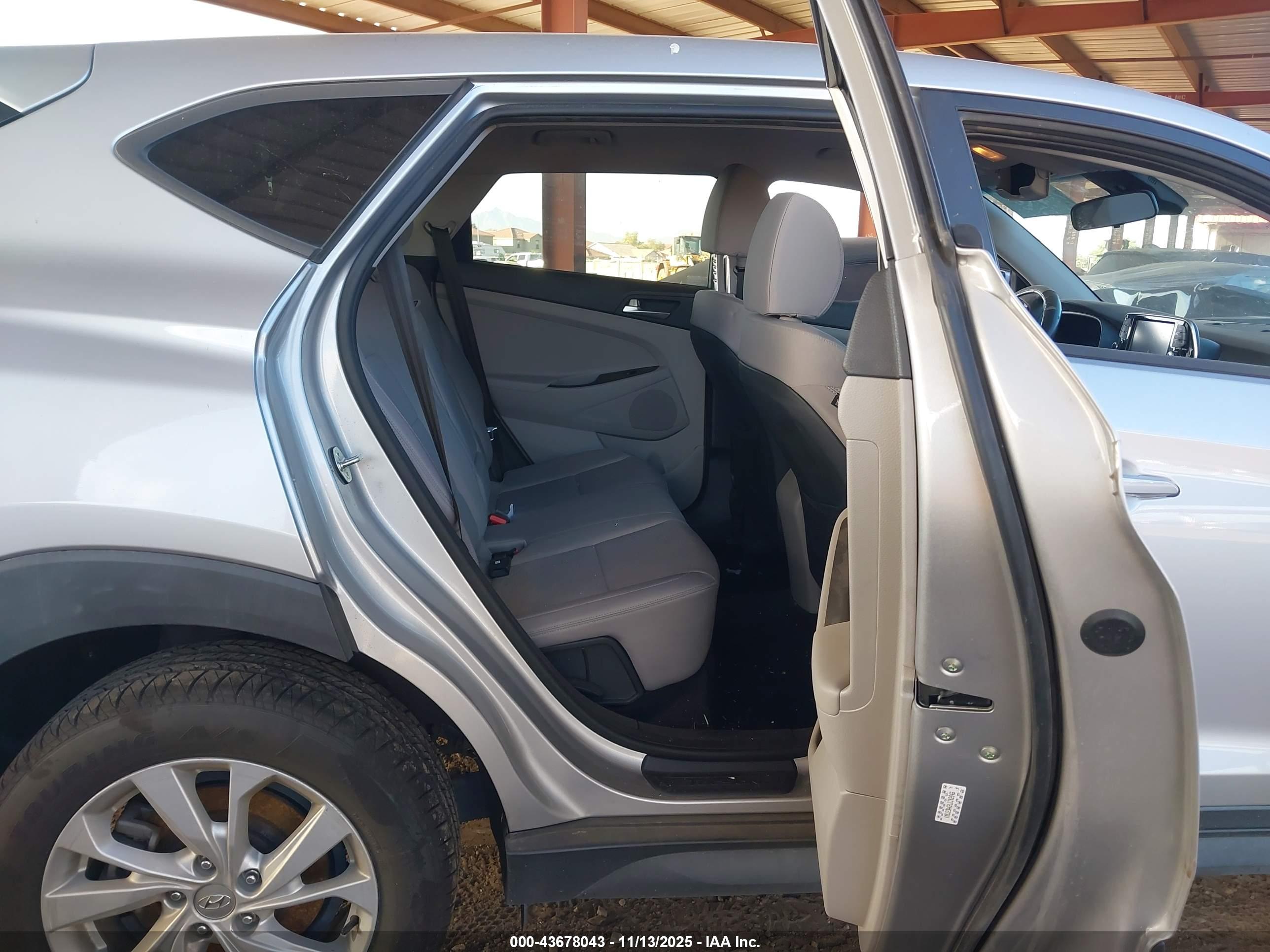 HYUNDAI TUCSON image 8