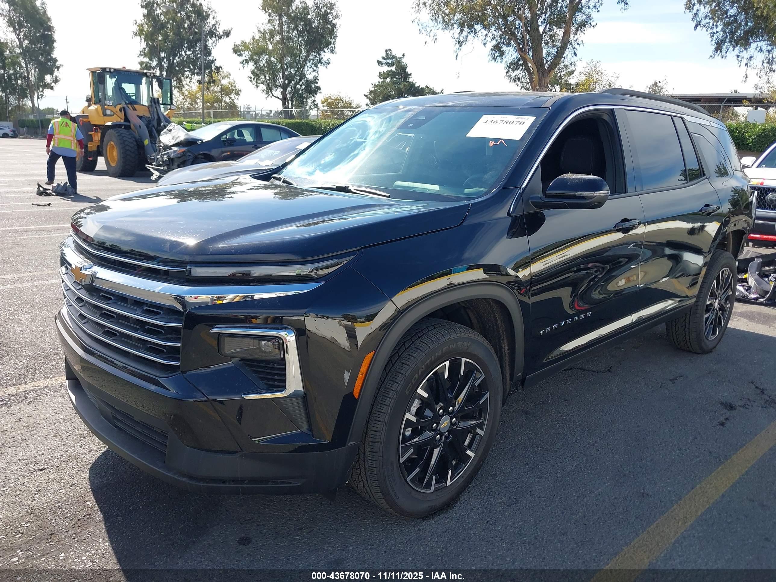 CHEVROLET TRAVERSE image 2