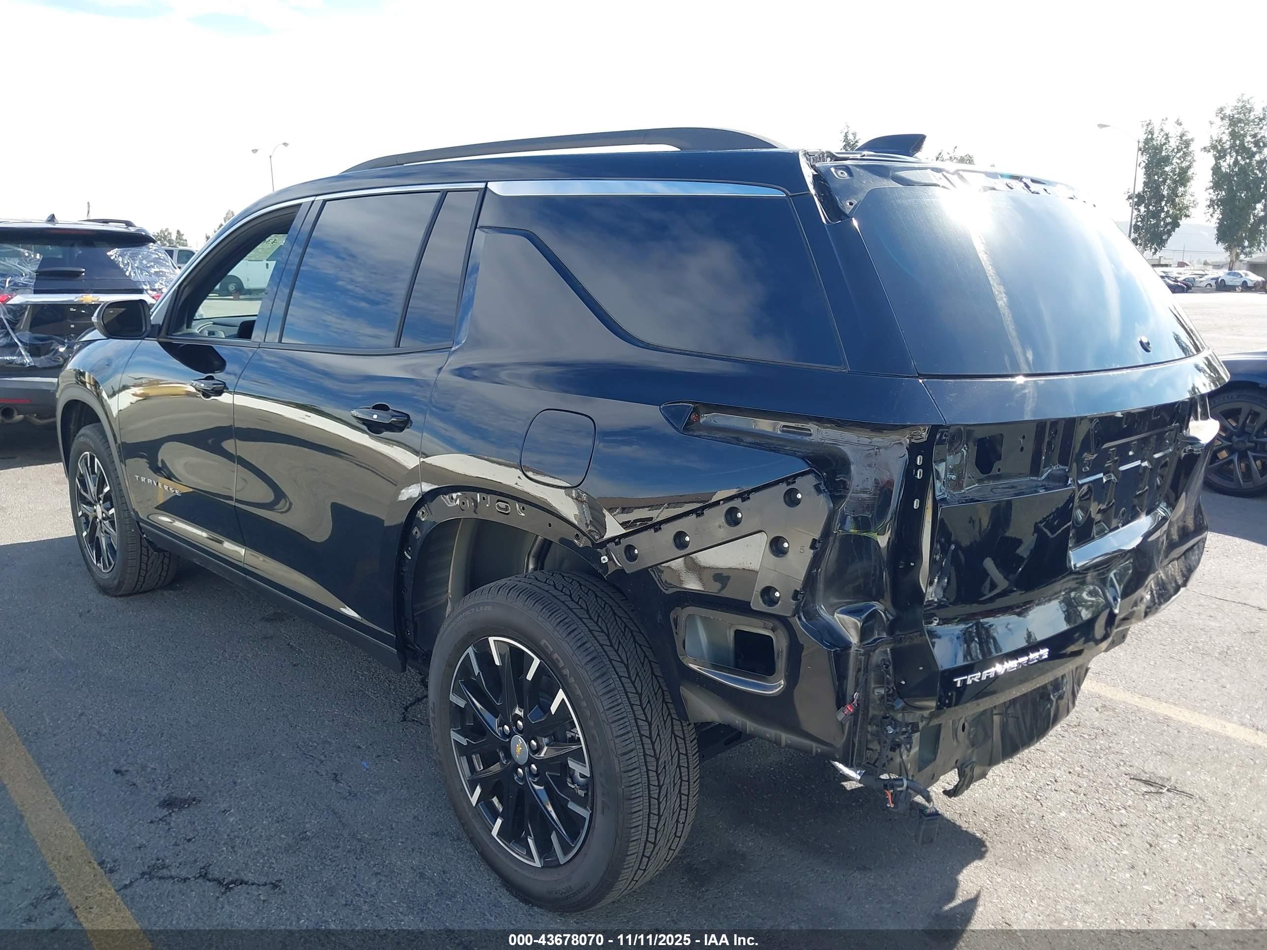 CHEVROLET TRAVERSE image 3