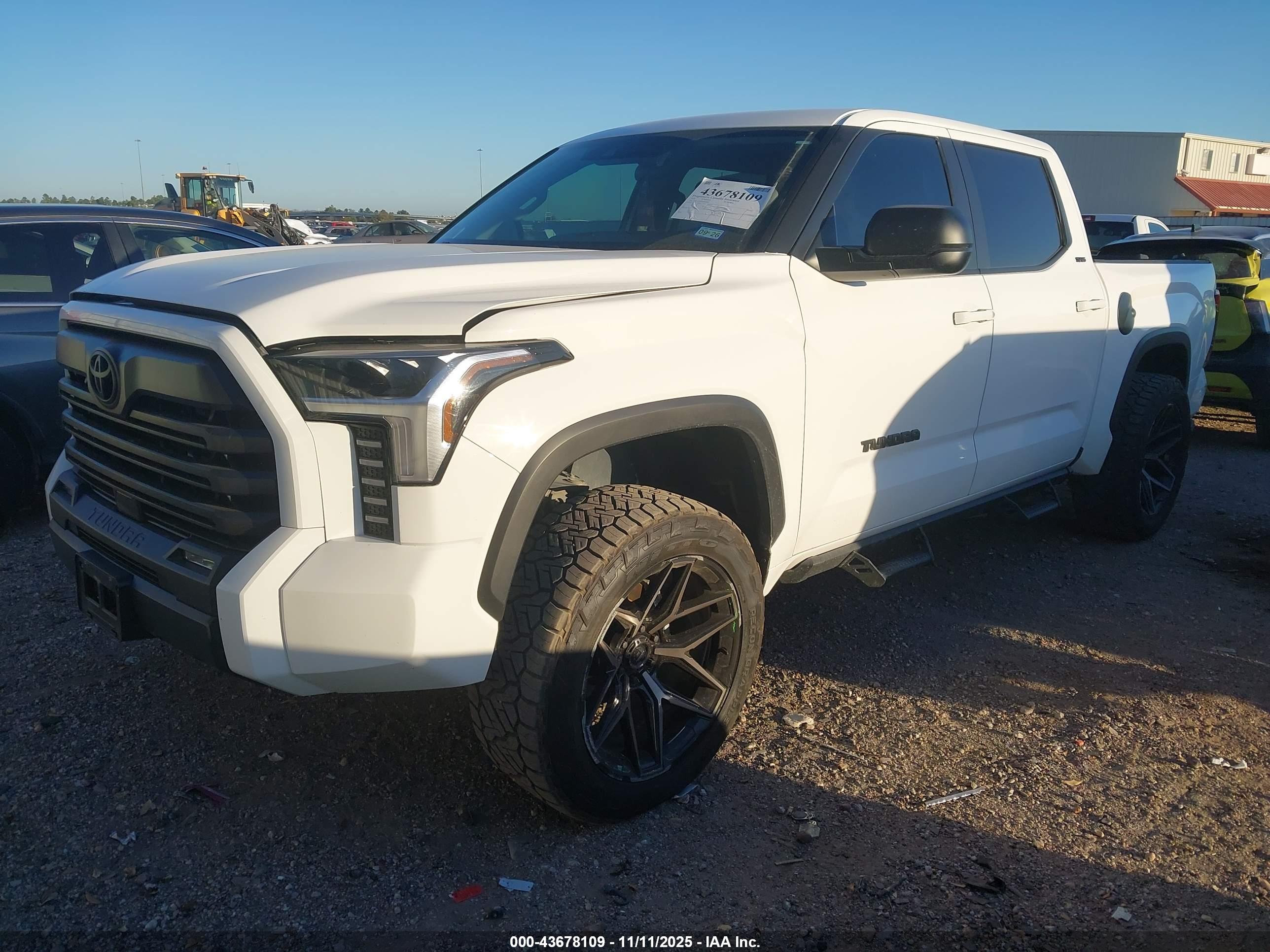TOYOTA TUNDRA image 2