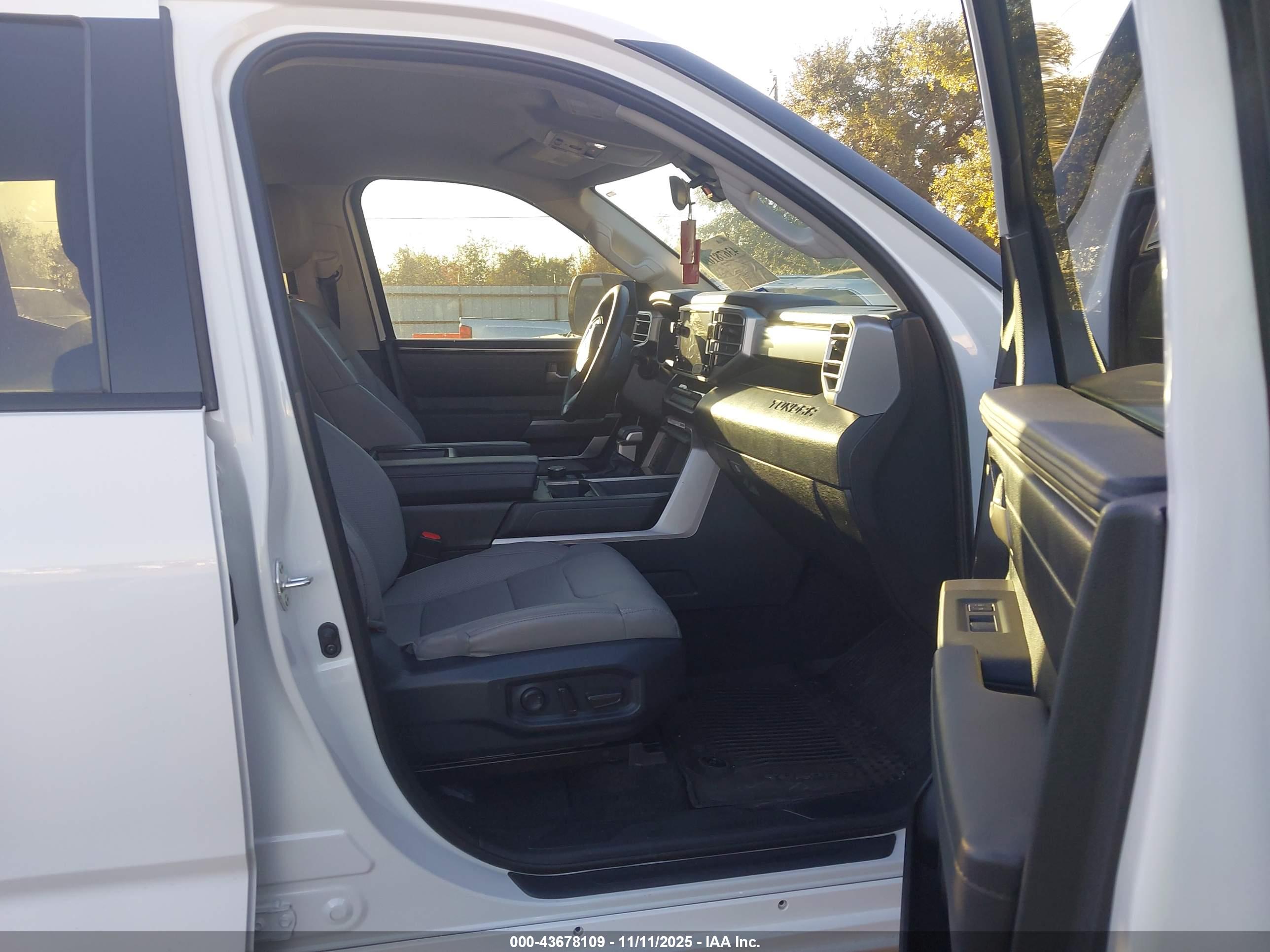 TOYOTA TUNDRA image 5