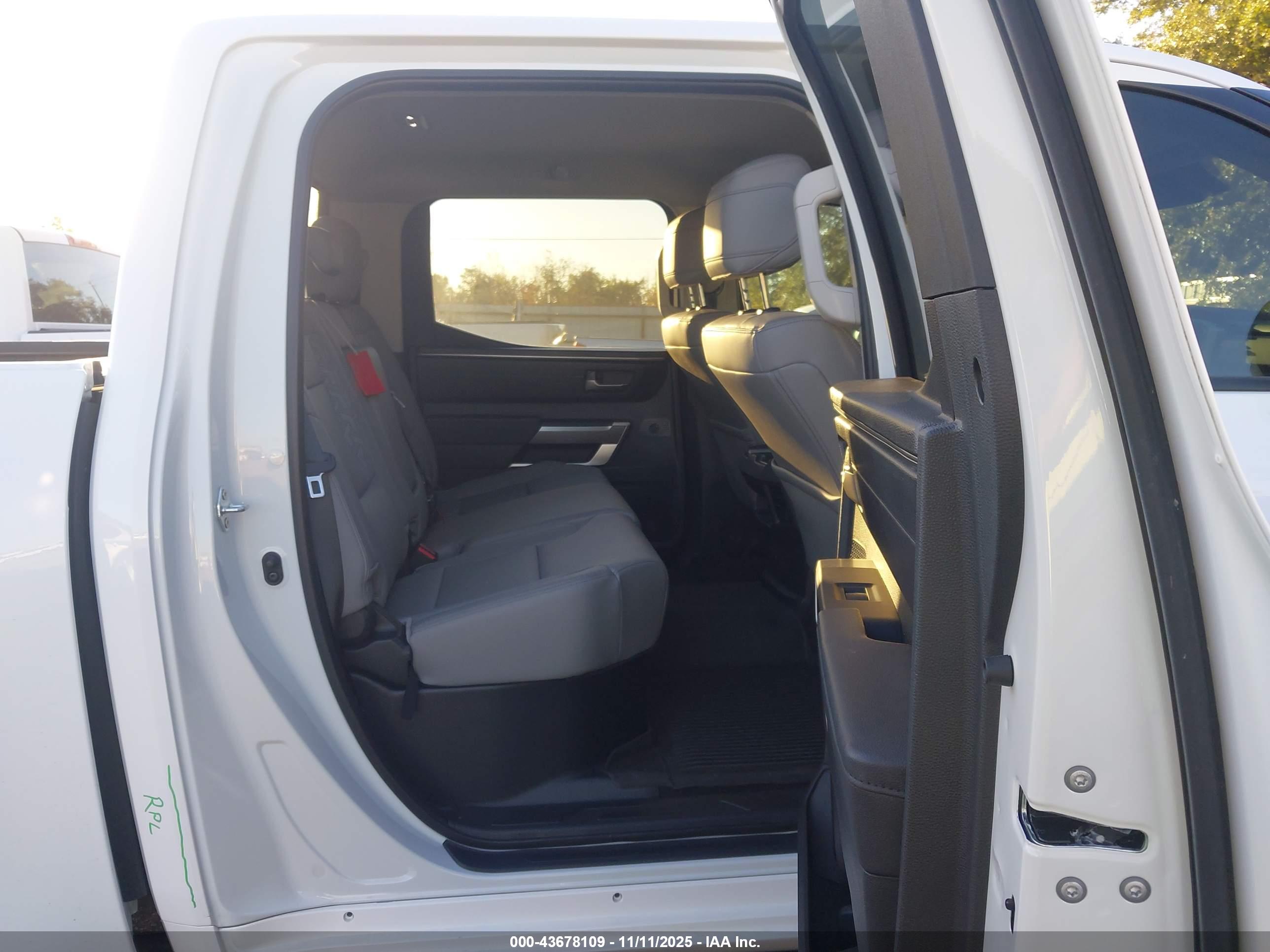 TOYOTA TUNDRA image 8