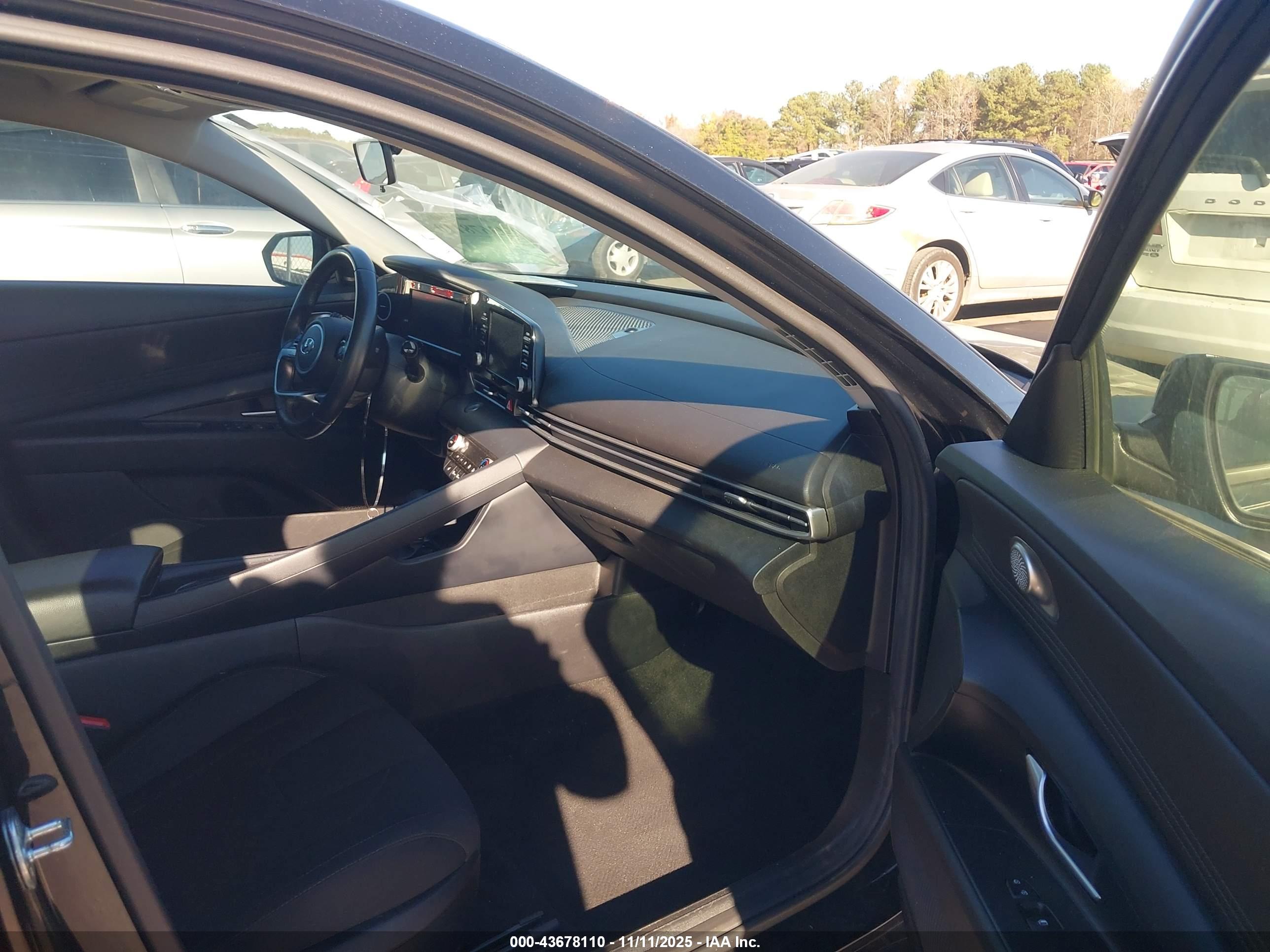 HYUNDAI ELANTRA image 5