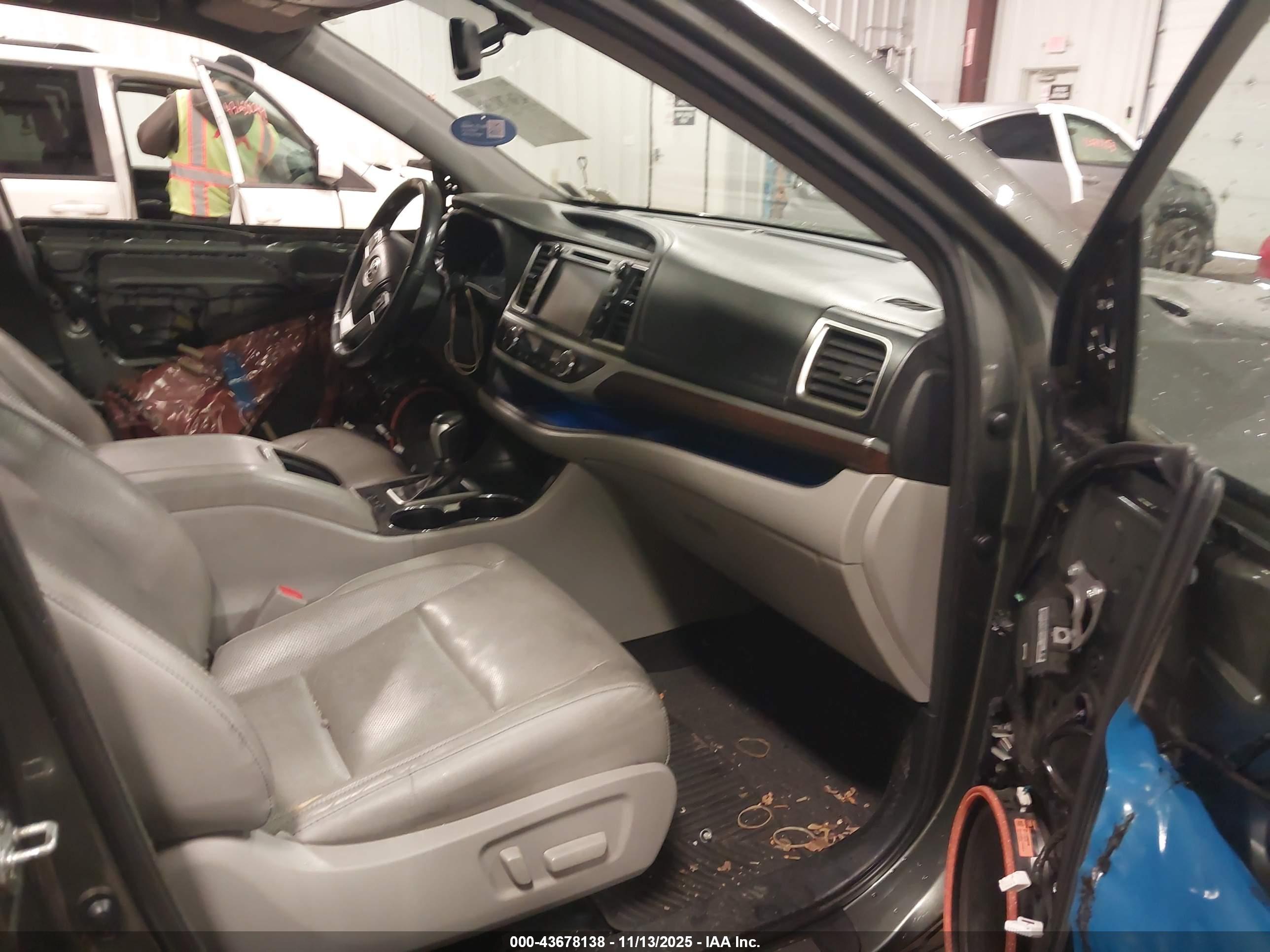 TOYOTA HIGHLANDER image 5