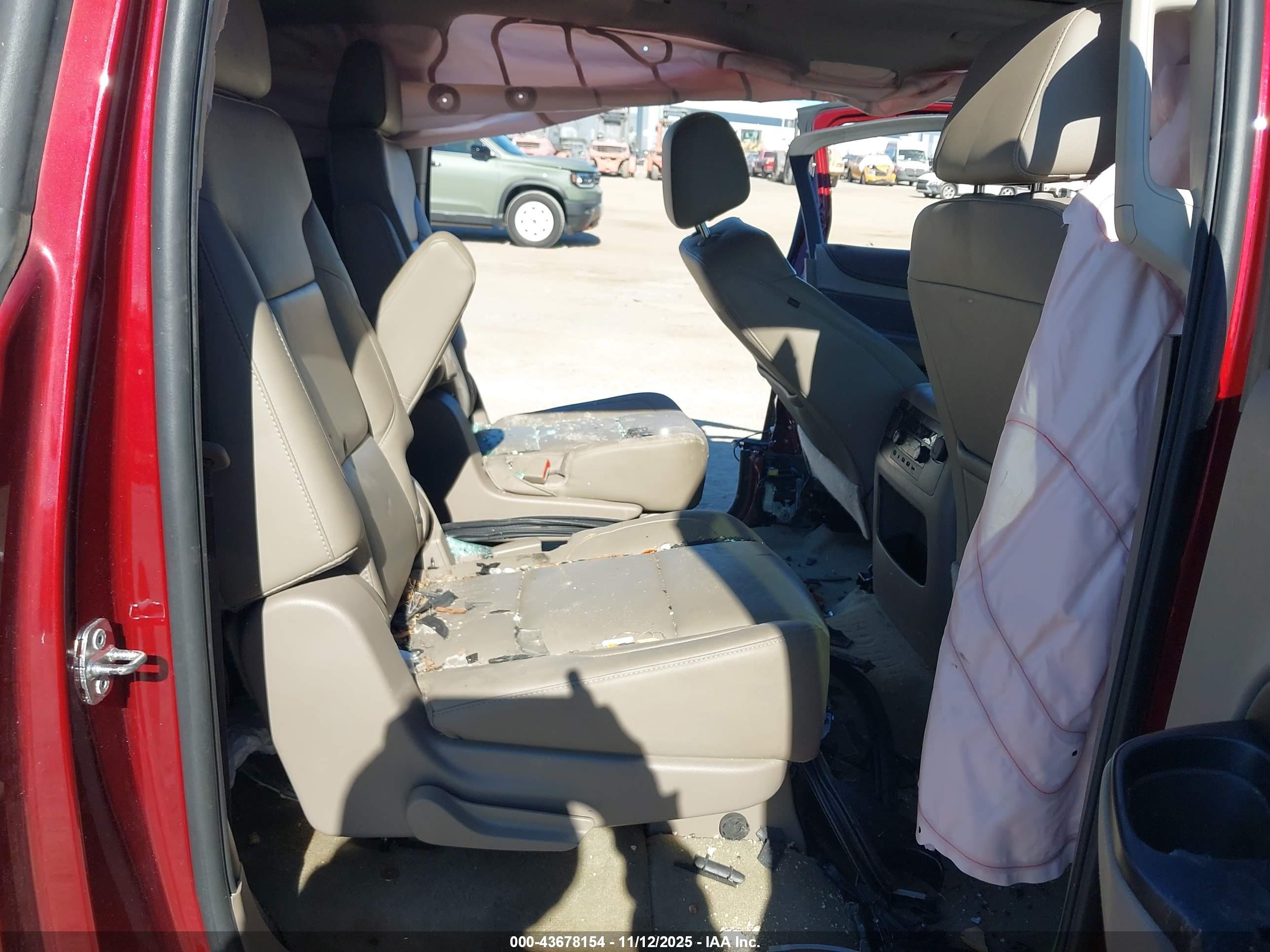 CHEVROLET SUBURBAN image 8