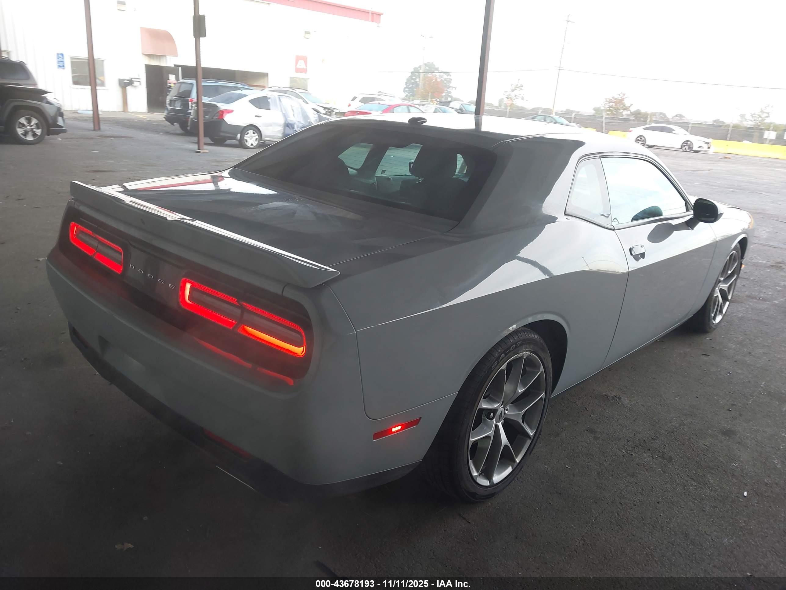 DODGE CHALLENGER image 4