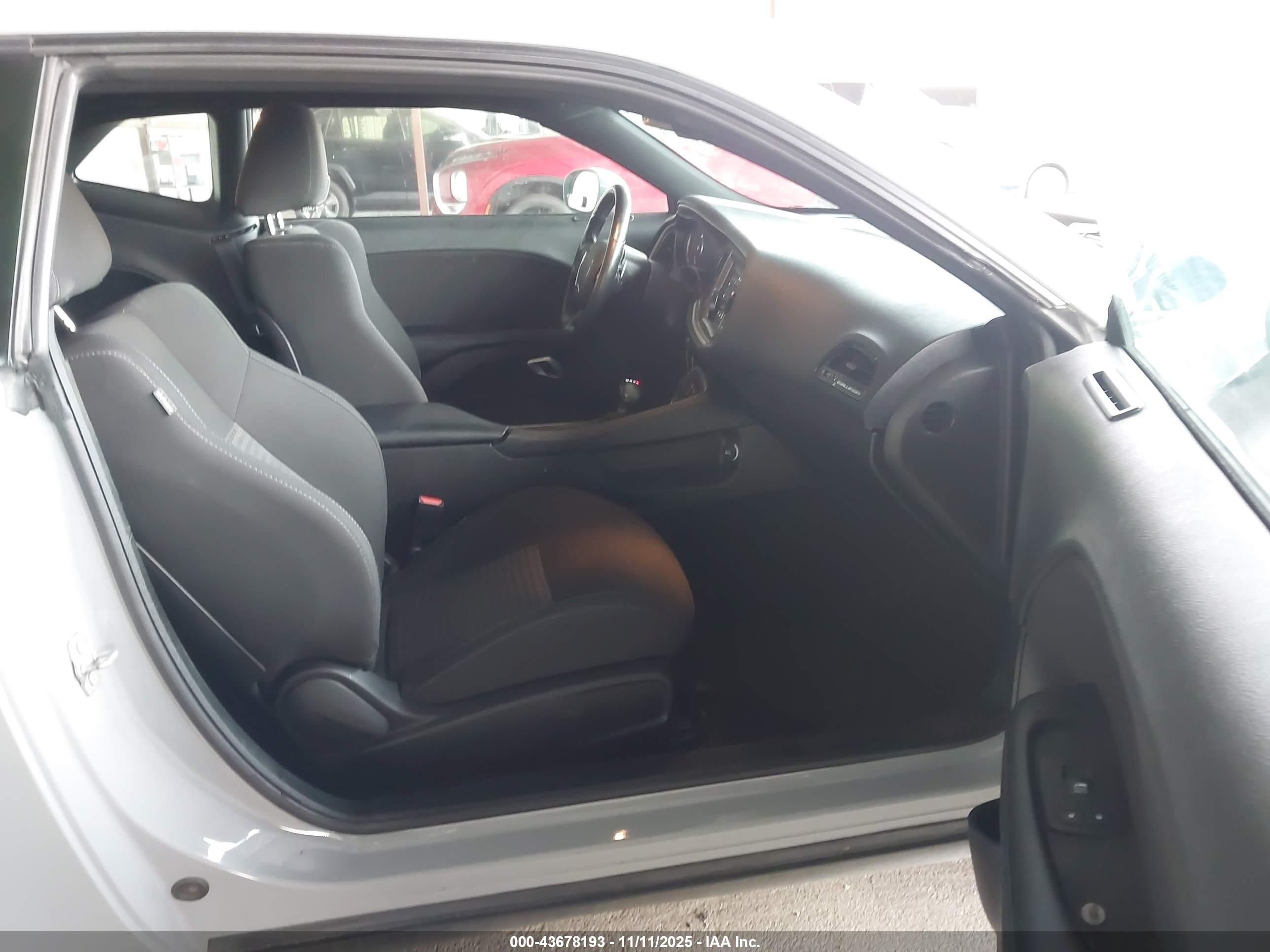 DODGE CHALLENGER image 5