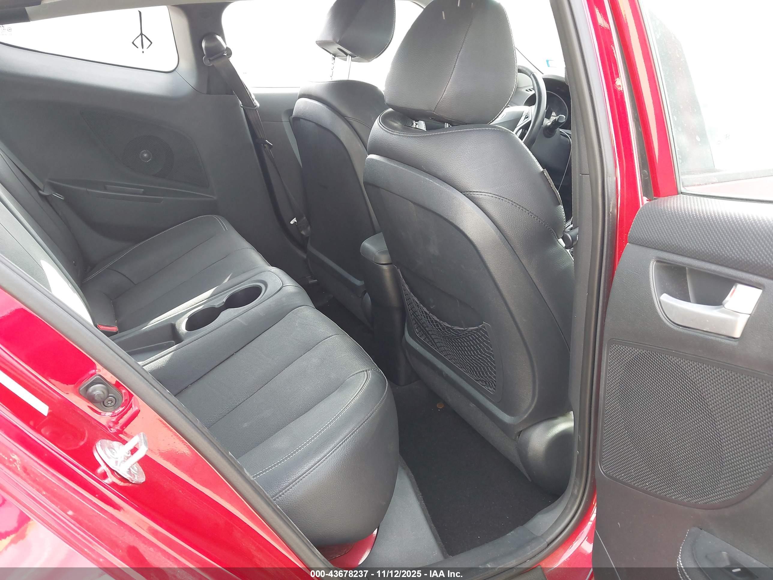 HYUNDAI VELOSTER image 8