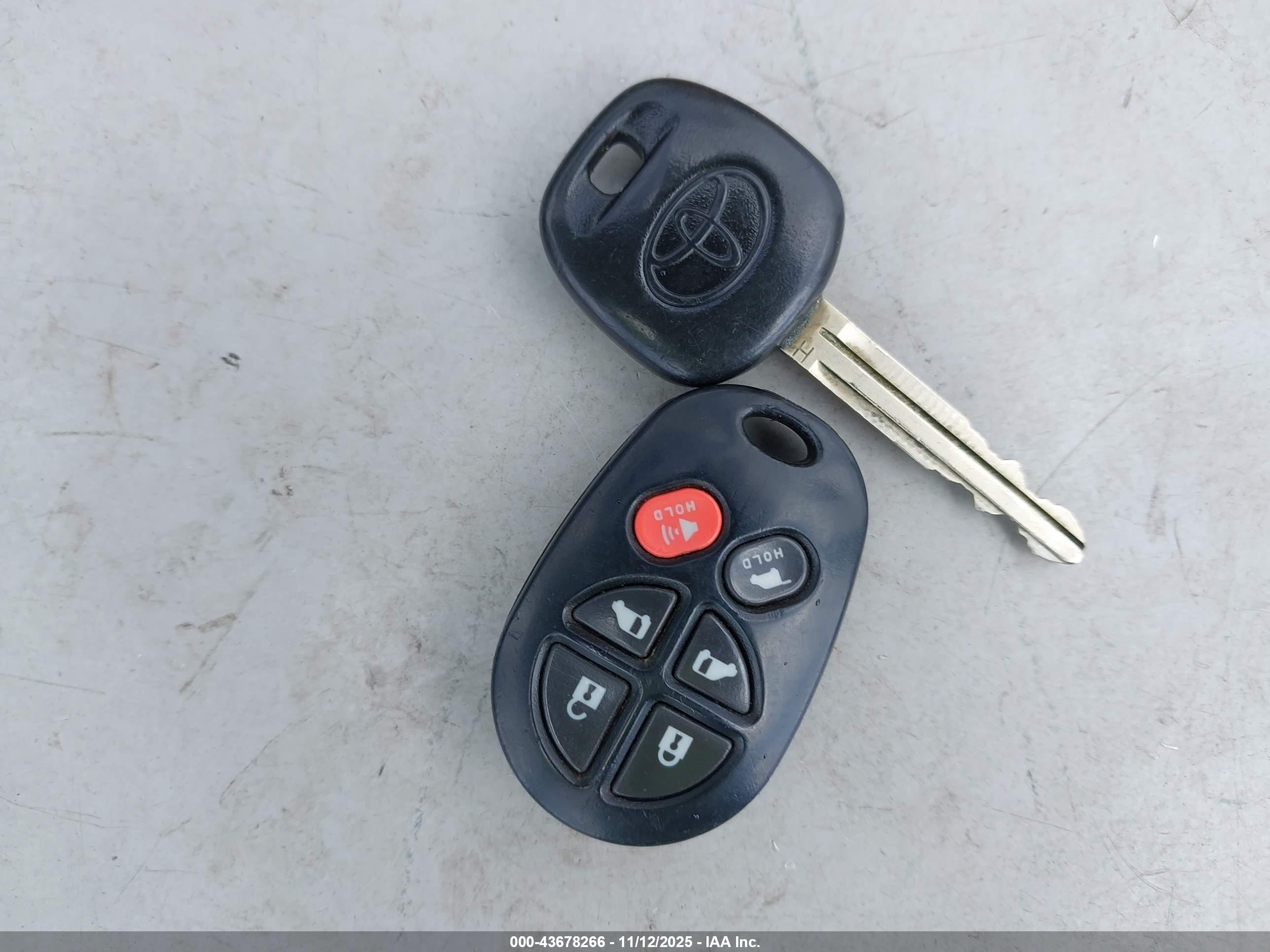 TOYOTA SIENNA image 11