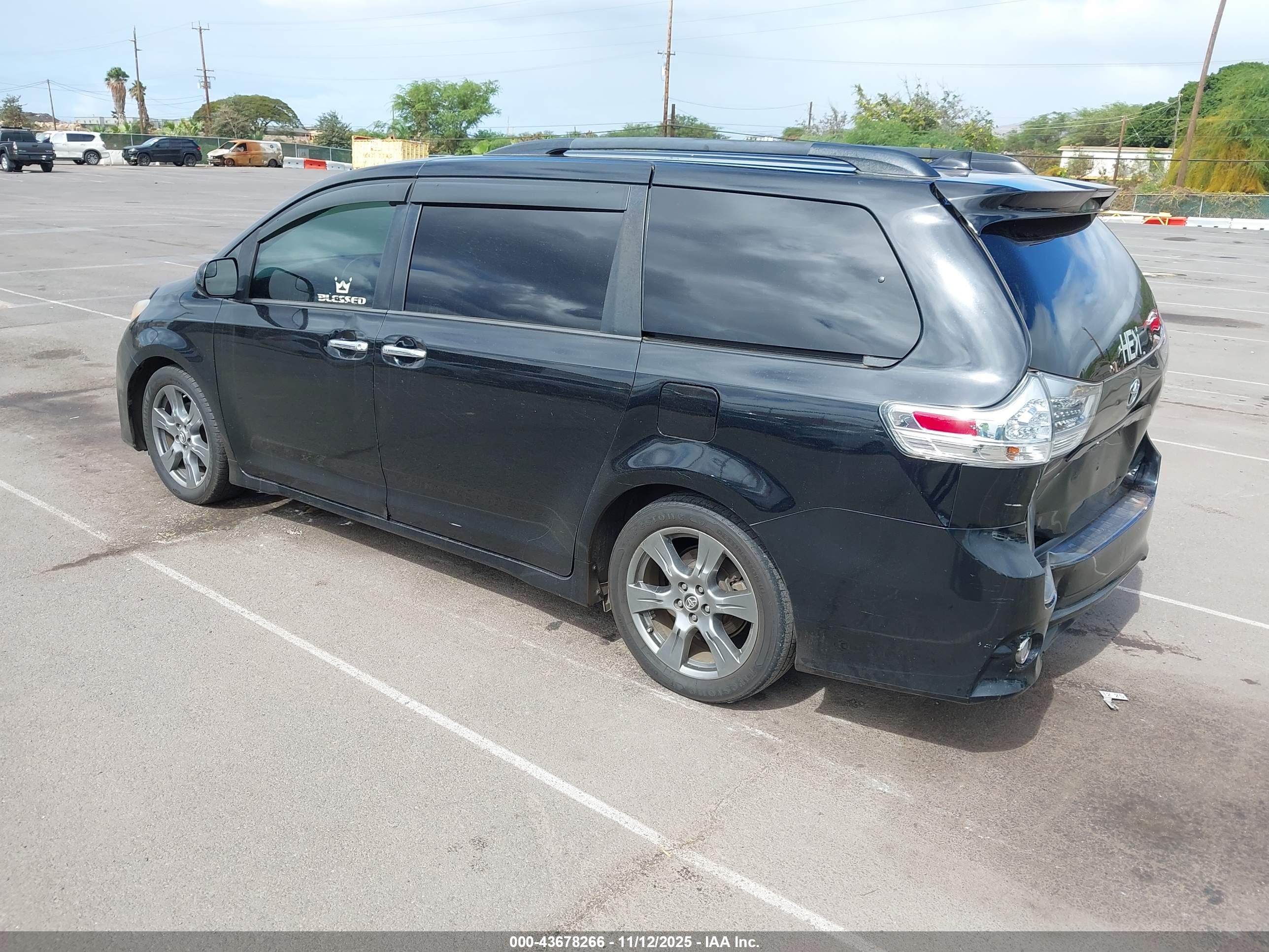 TOYOTA SIENNA image 3