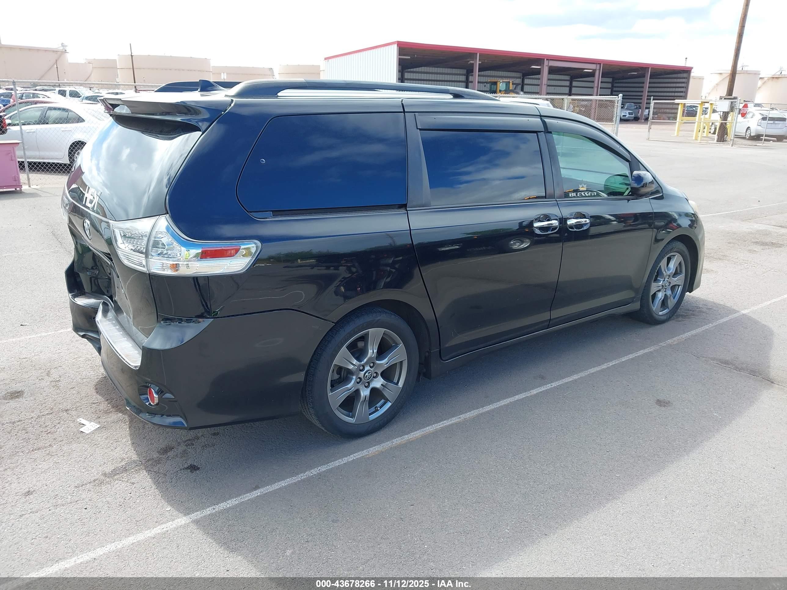 TOYOTA SIENNA image 4