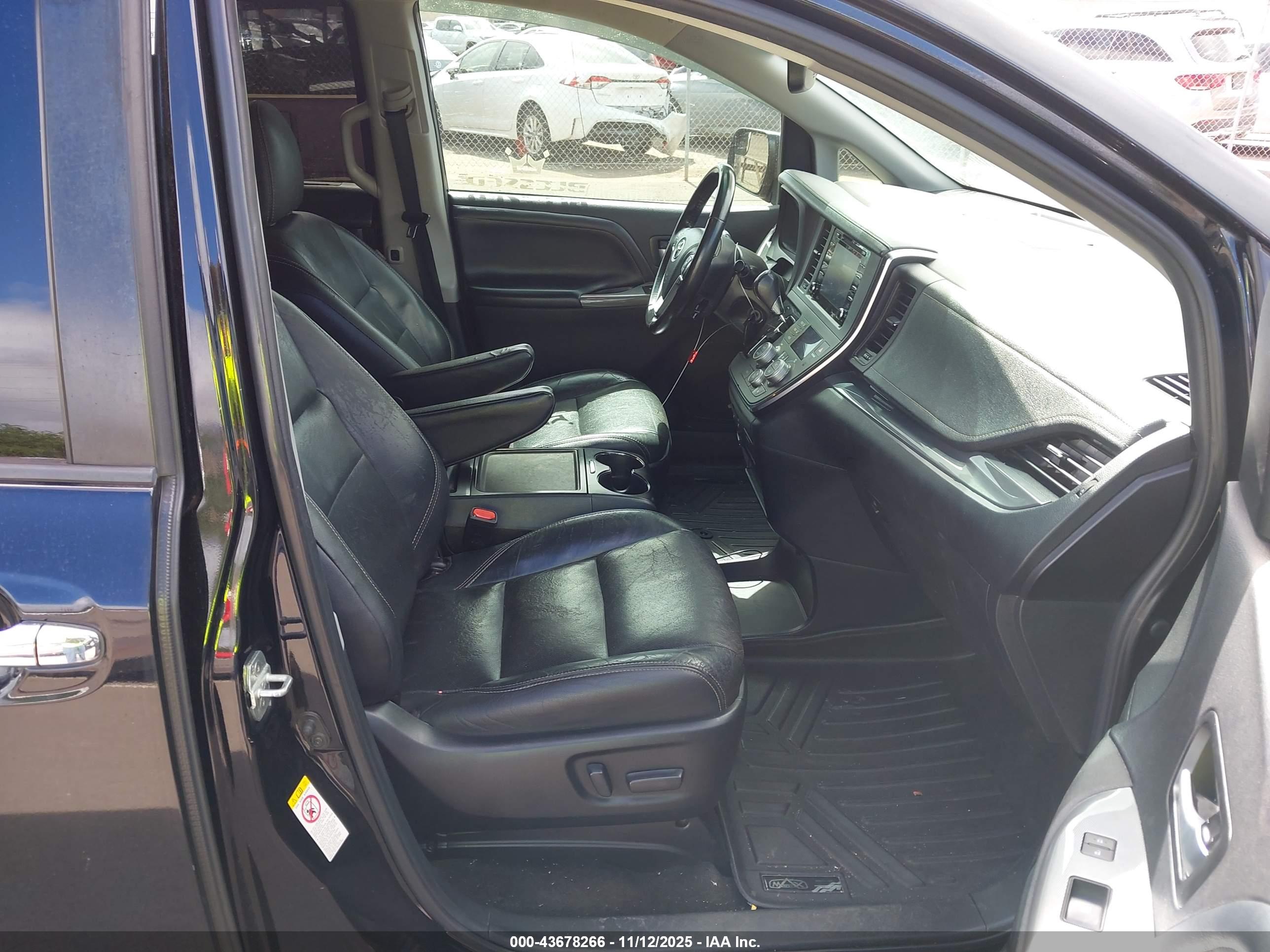 TOYOTA SIENNA image 5
