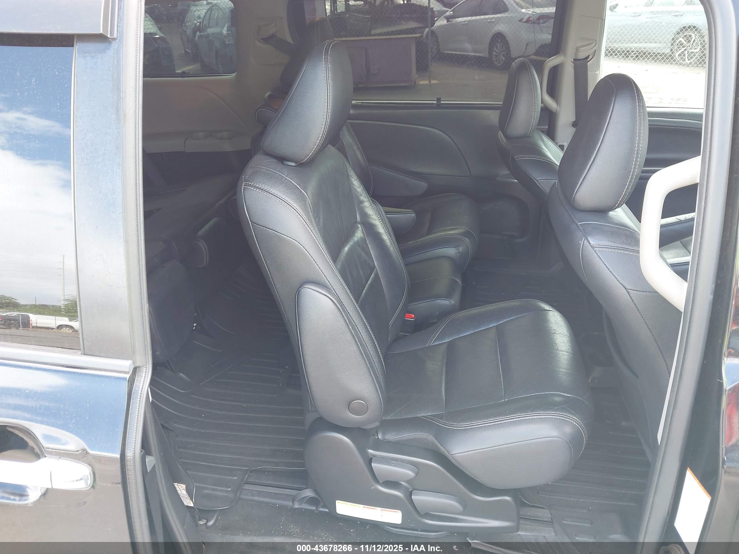 TOYOTA SIENNA image 8