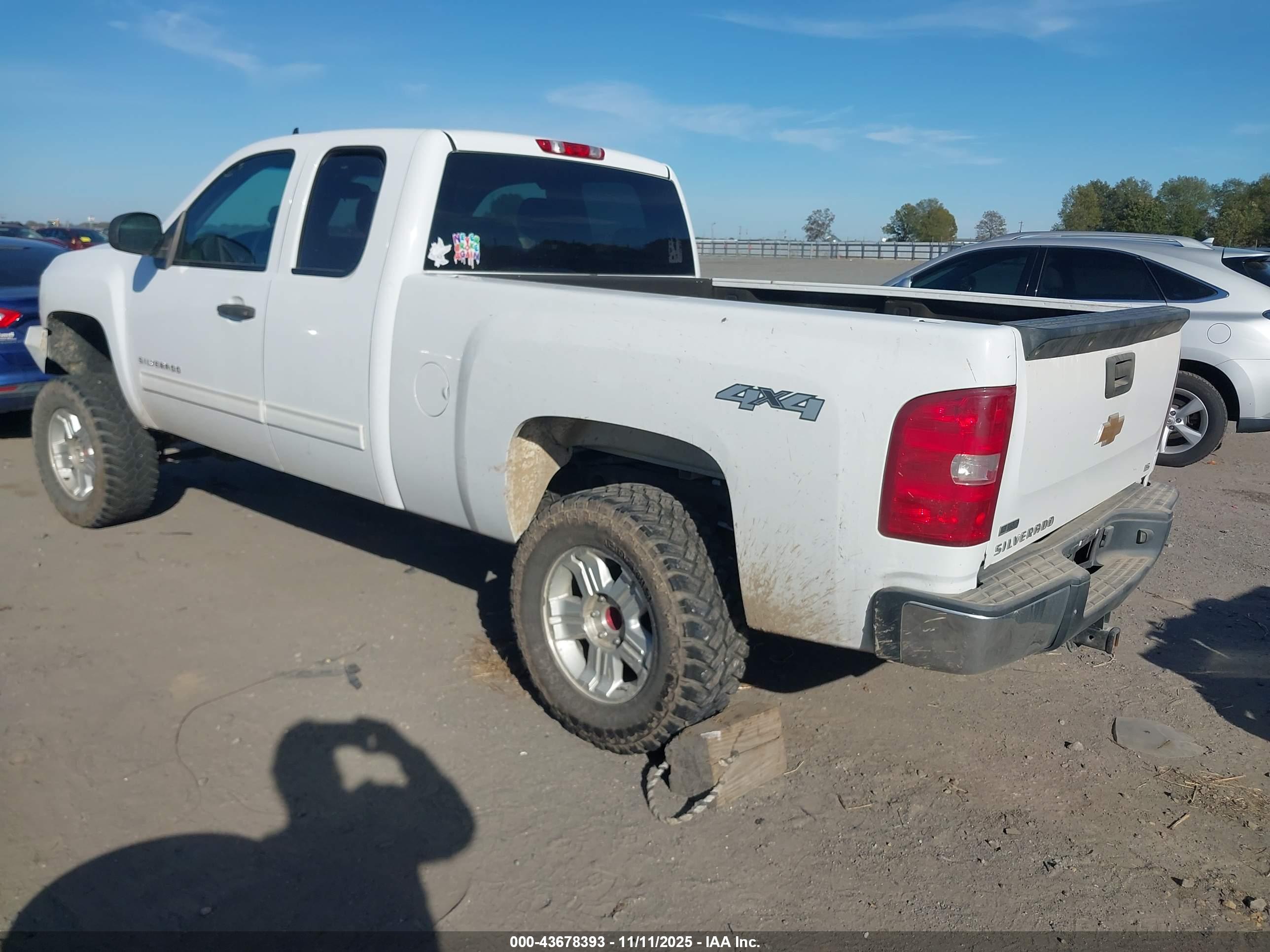 CHEVROLET SILVERADO image 3
