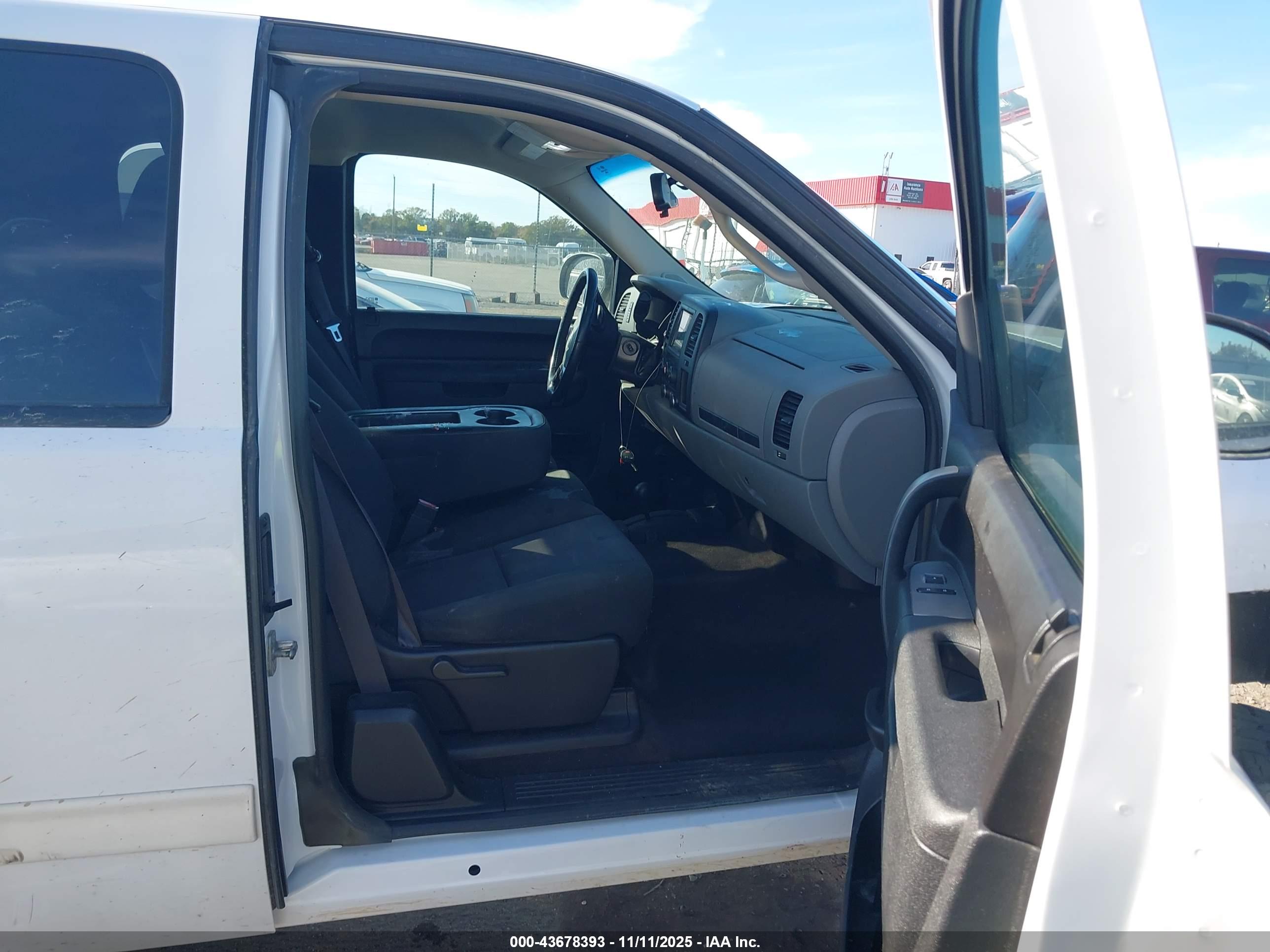 CHEVROLET SILVERADO image 5
