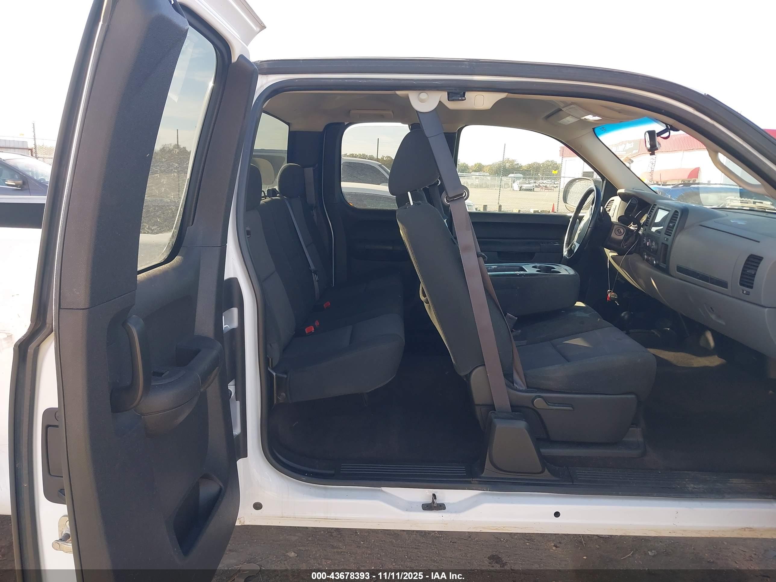 CHEVROLET SILVERADO image 8