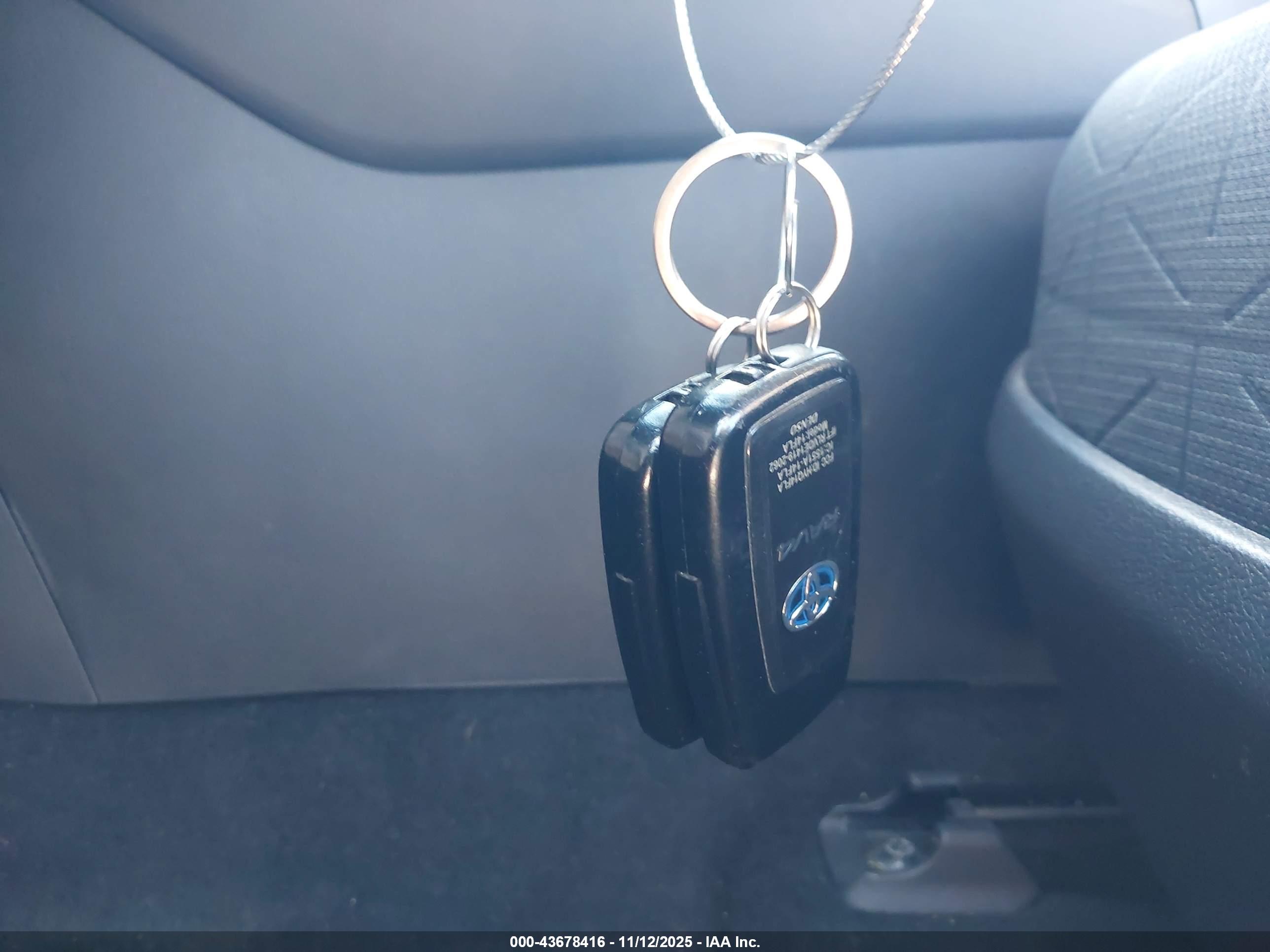 TOYOTA RAV4 image 11
