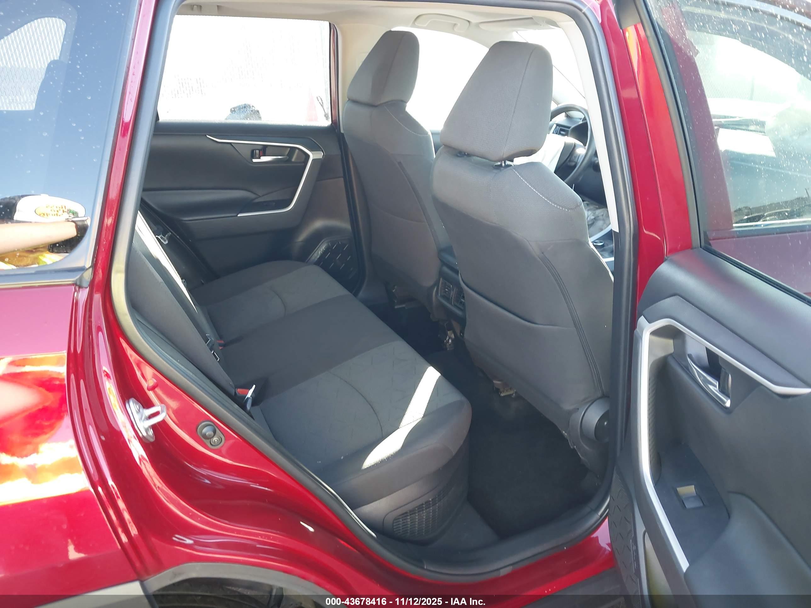 TOYOTA RAV4 image 8