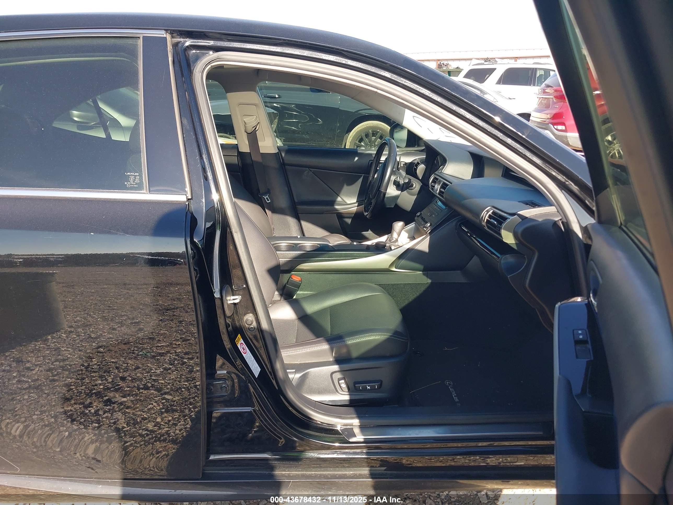 LEXUS IS image 5