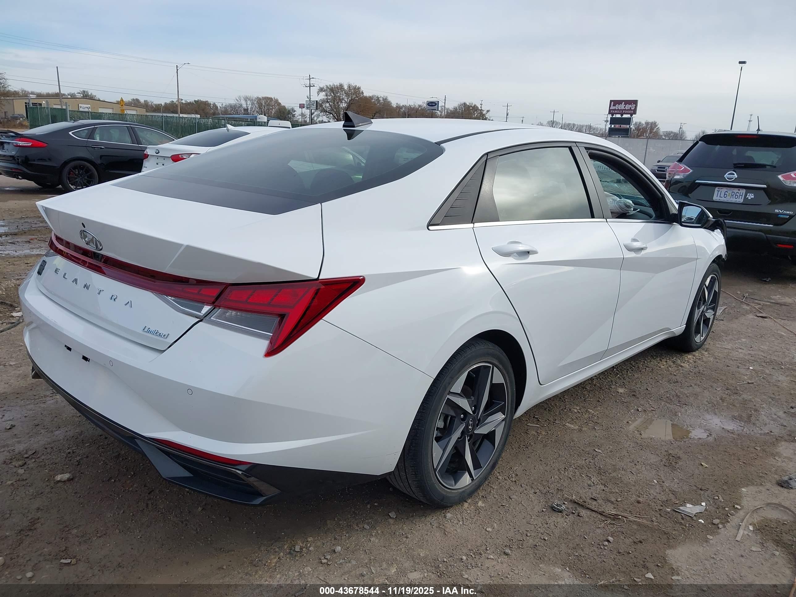 HYUNDAI ELANTRA image 4
