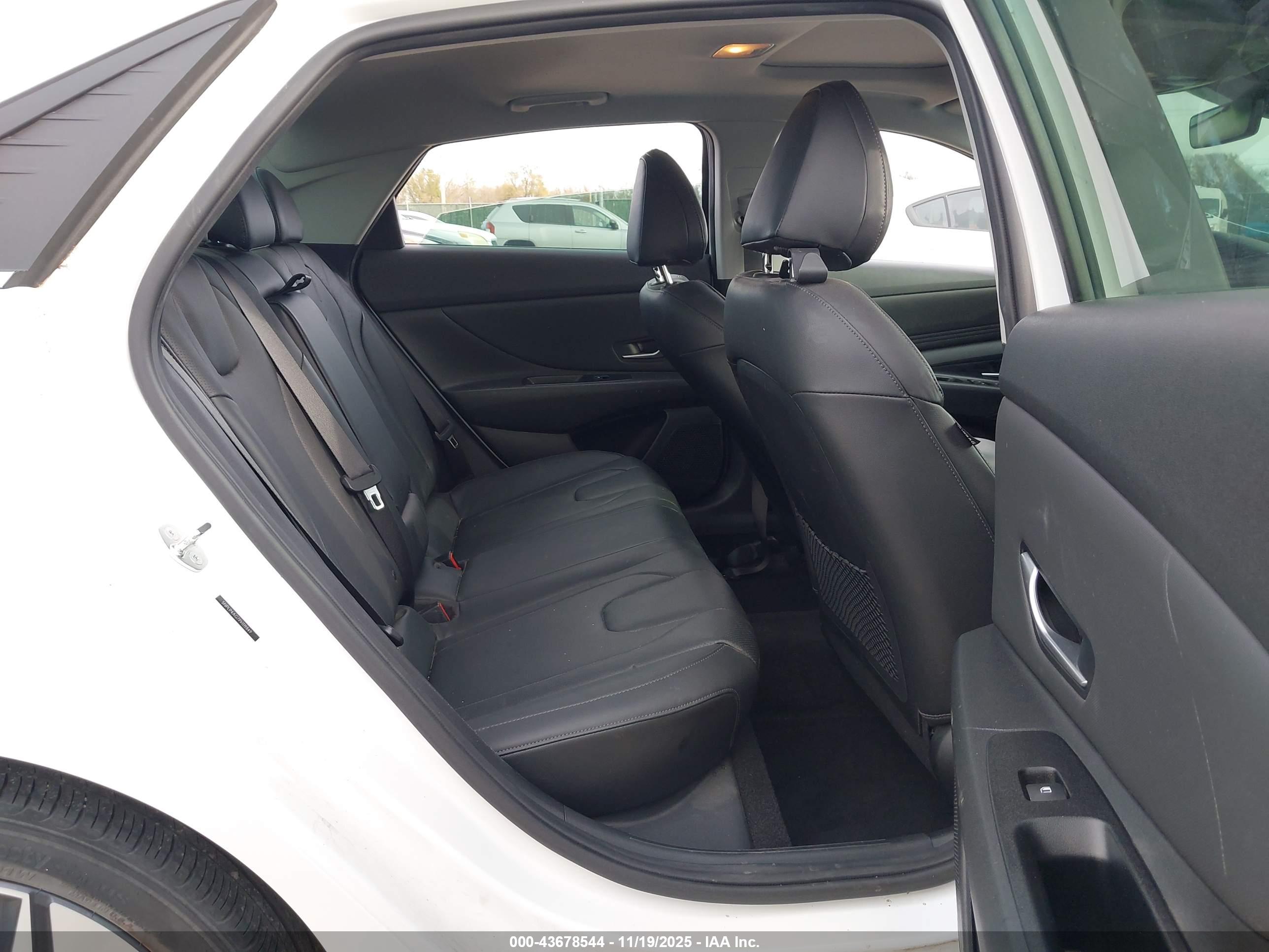 HYUNDAI ELANTRA image 8