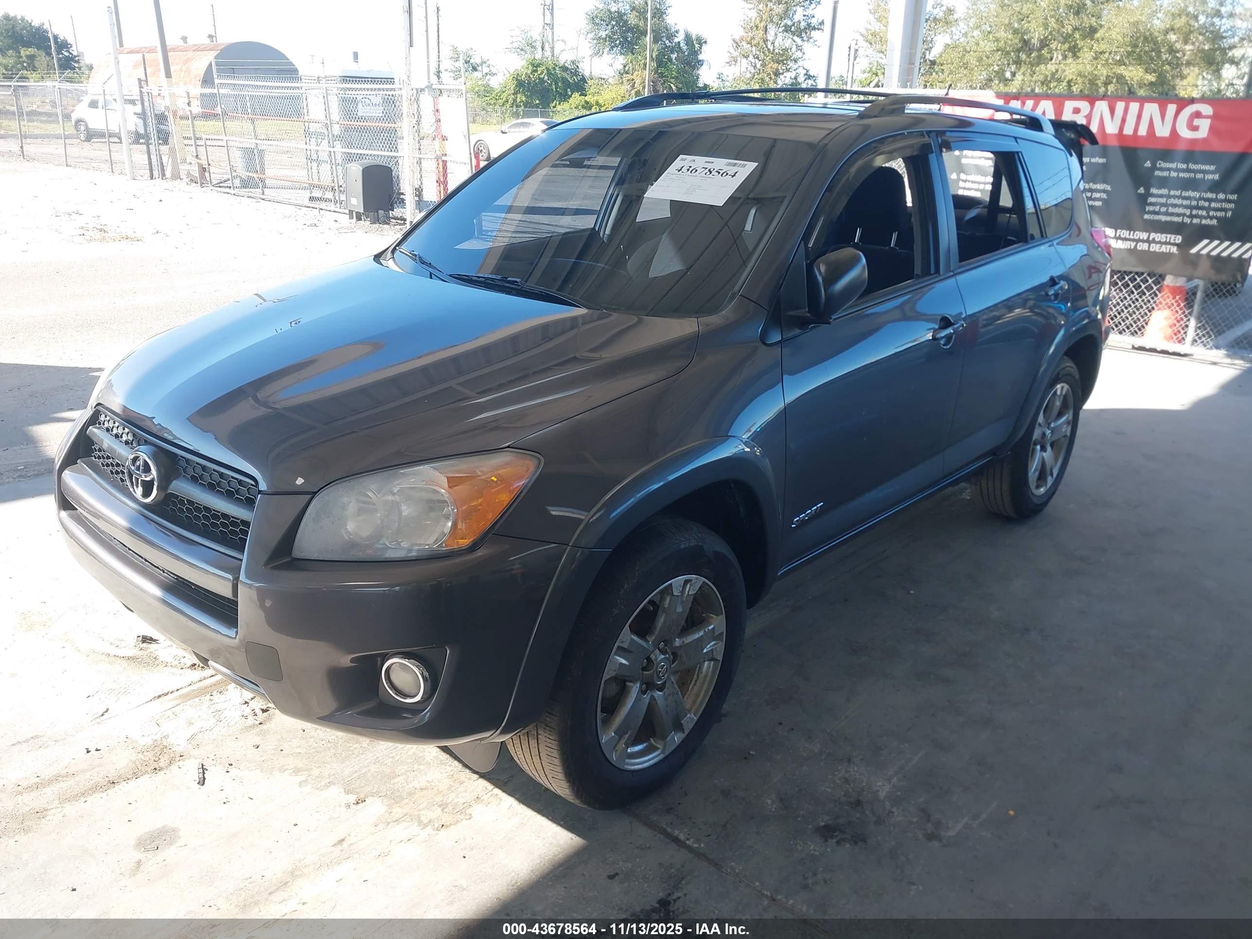 TOYOTA RAV4 image 2