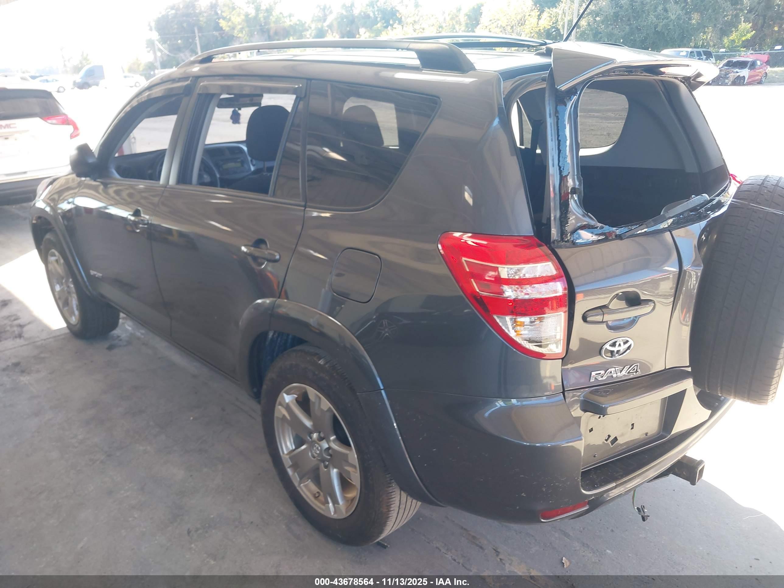 TOYOTA RAV4 image 3
