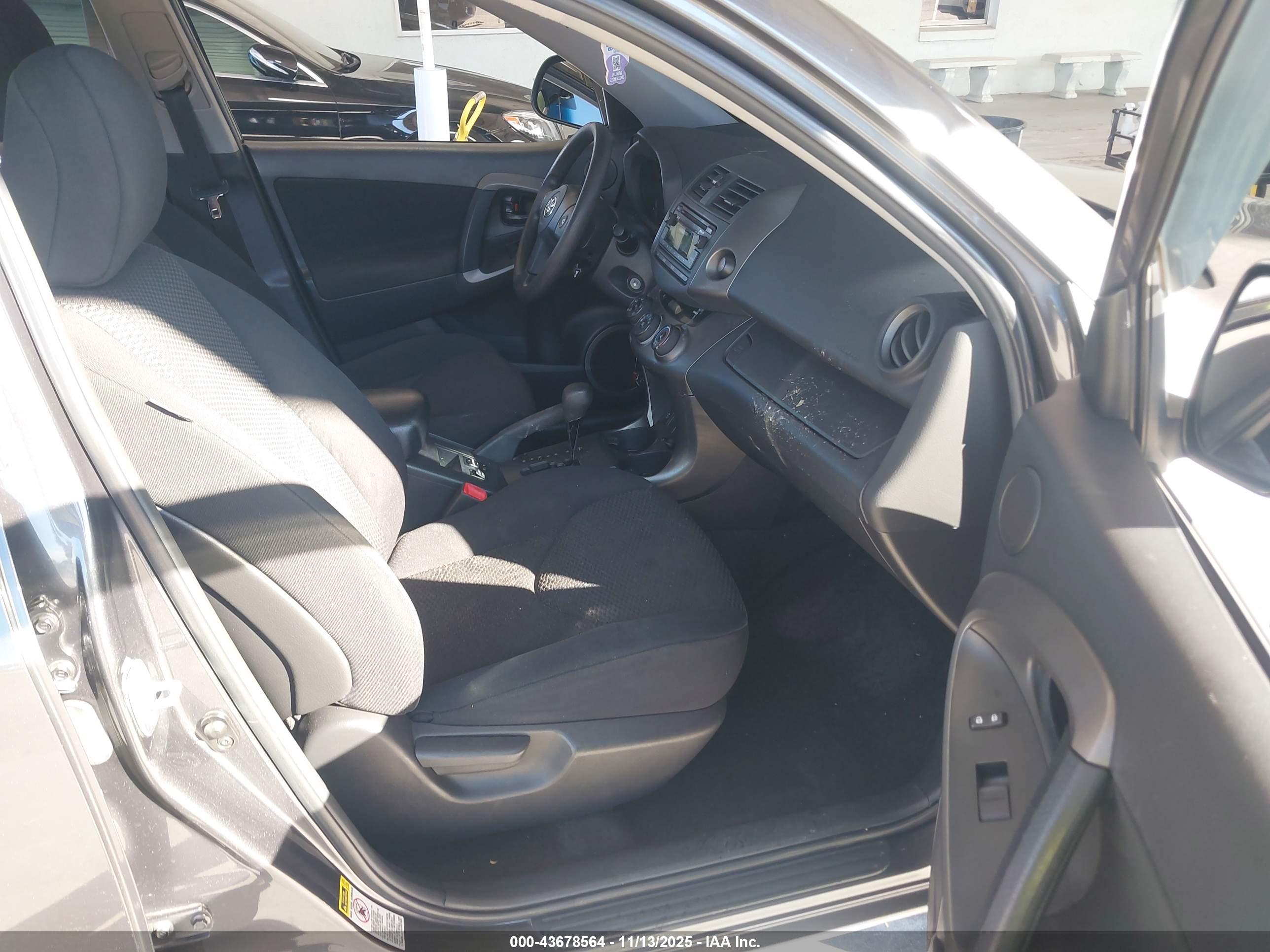 TOYOTA RAV4 image 5