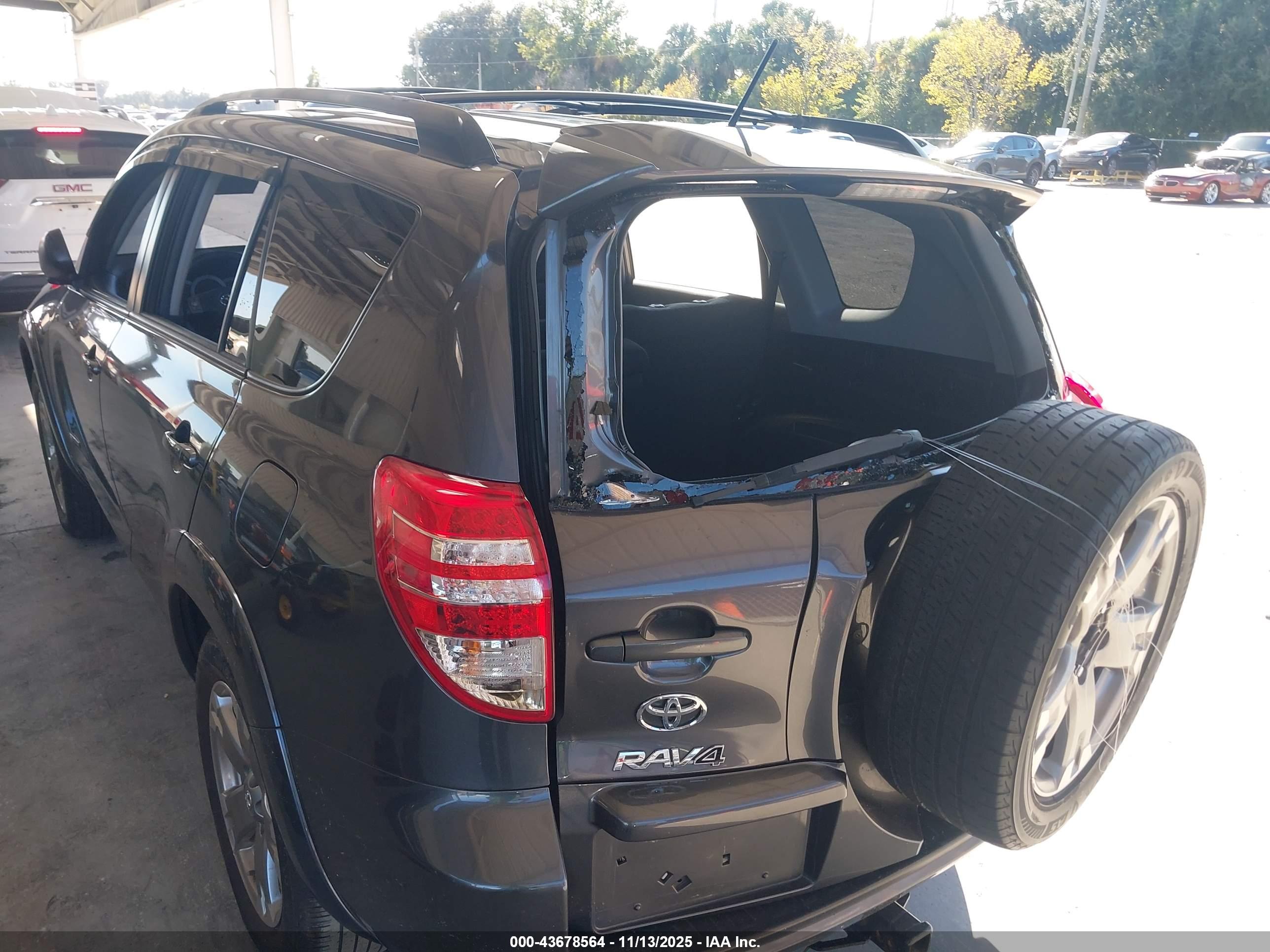 TOYOTA RAV4 image 6