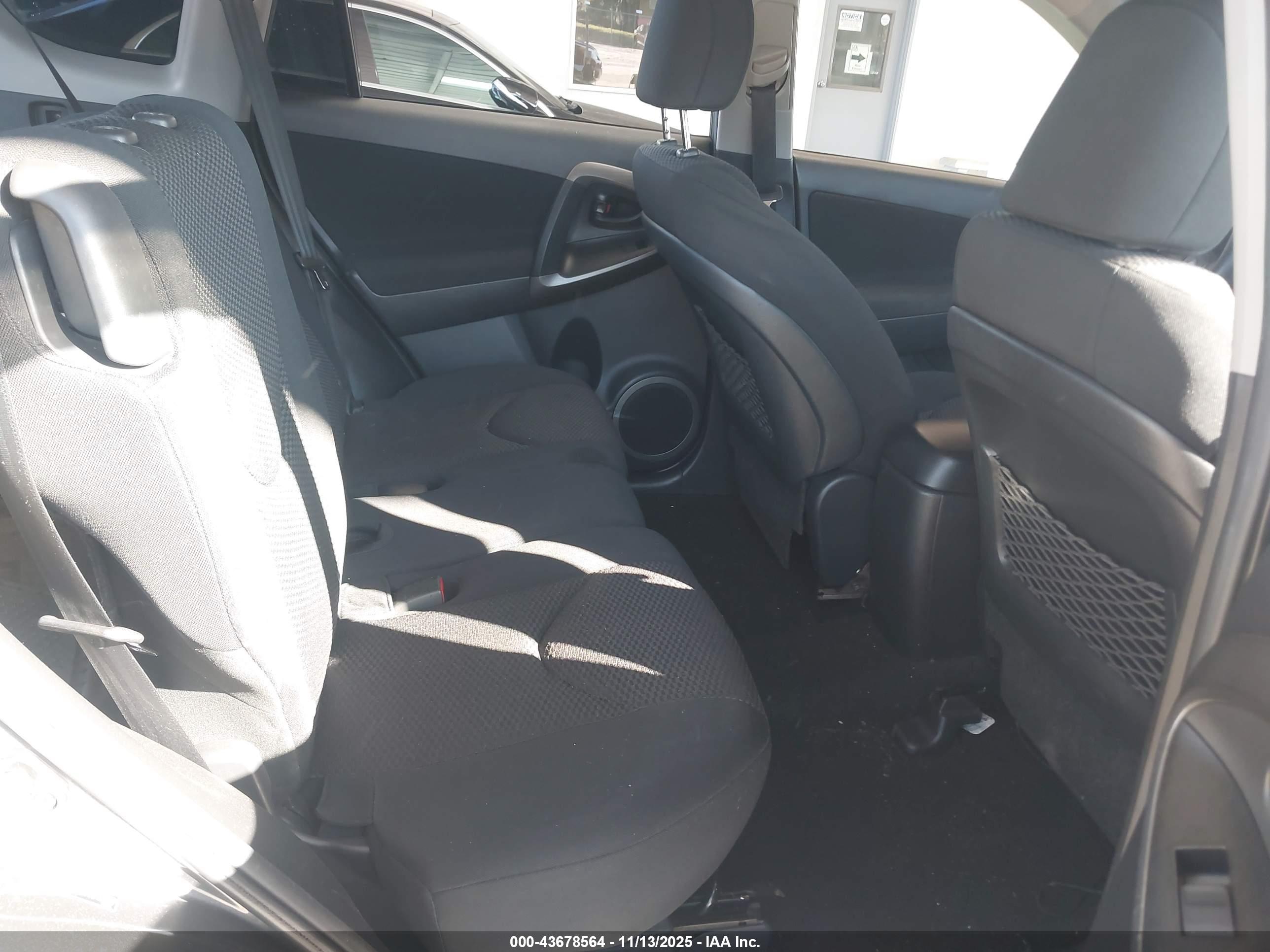 TOYOTA RAV4 image 8