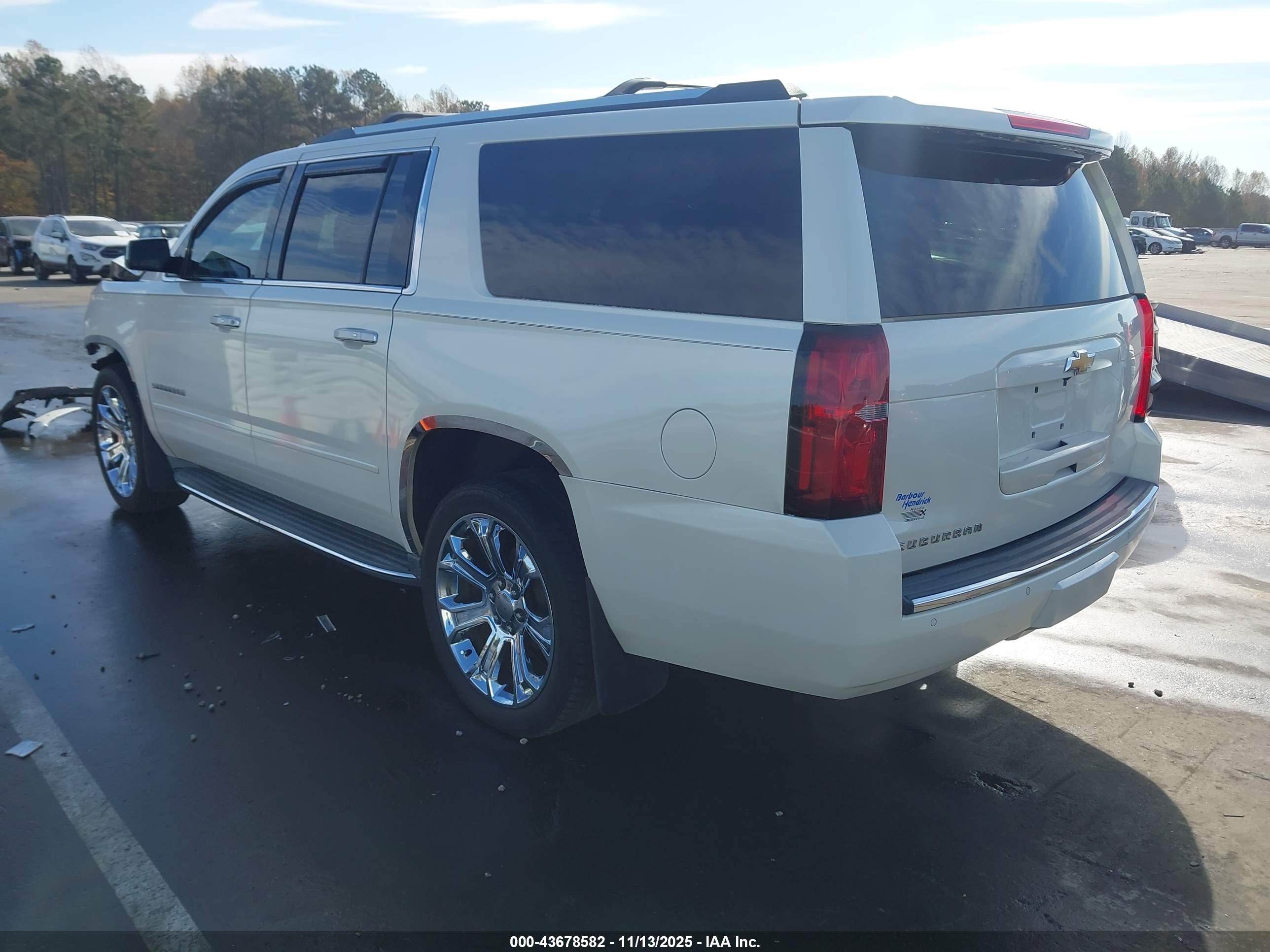 CHEVROLET SUBURBAN image 3