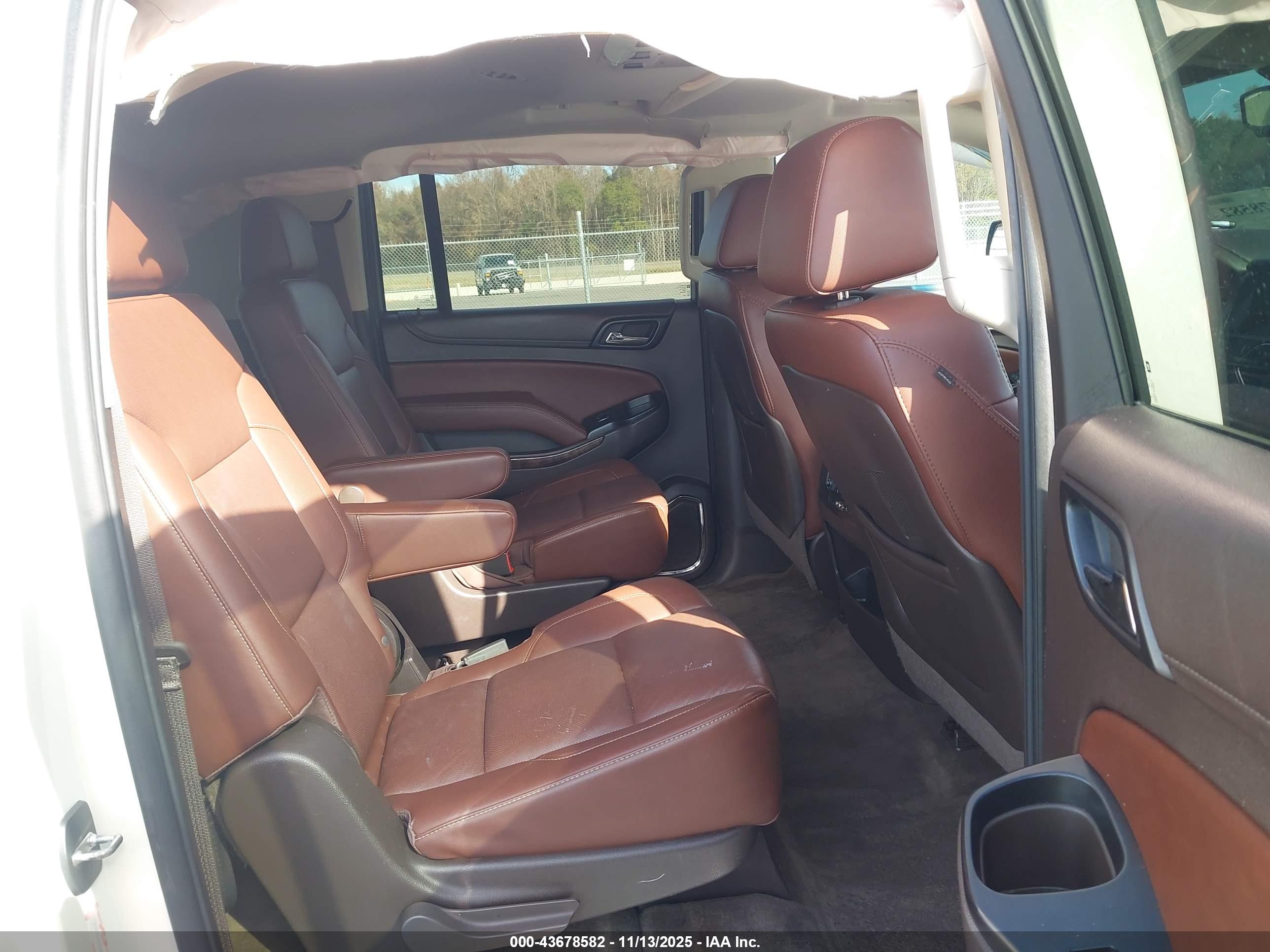CHEVROLET SUBURBAN image 8
